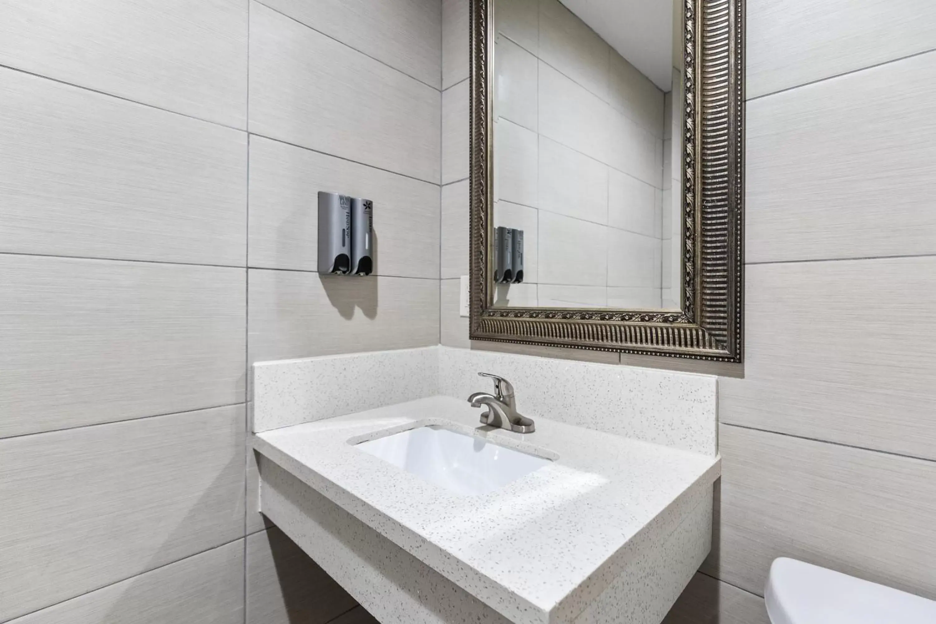 Bathroom in Le Blanc Inn & Suites