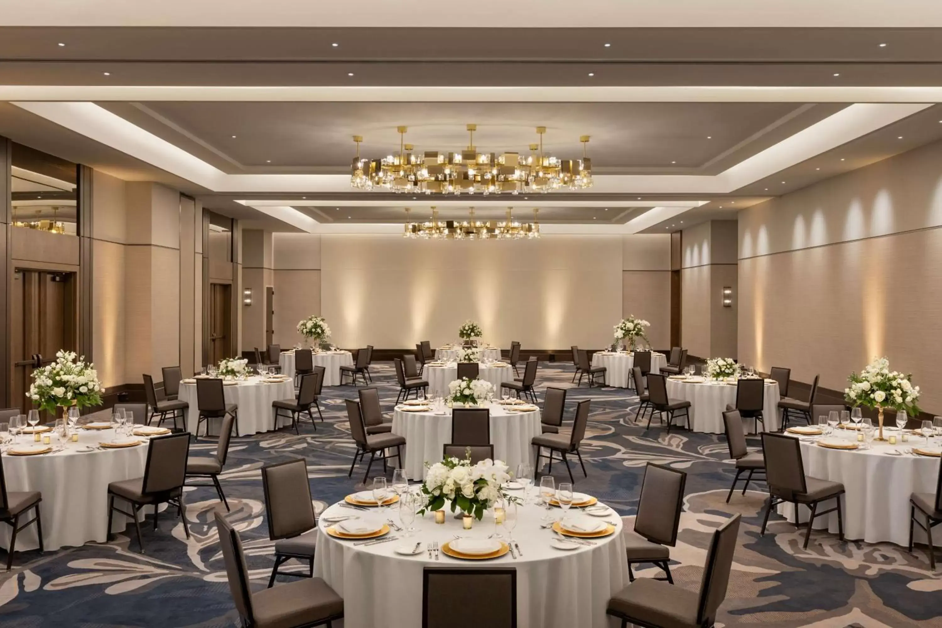 Meeting/conference room, Restaurant/Places to Eat in Valley Hotel Homewood Birmingham - Curio Collection By Hilton