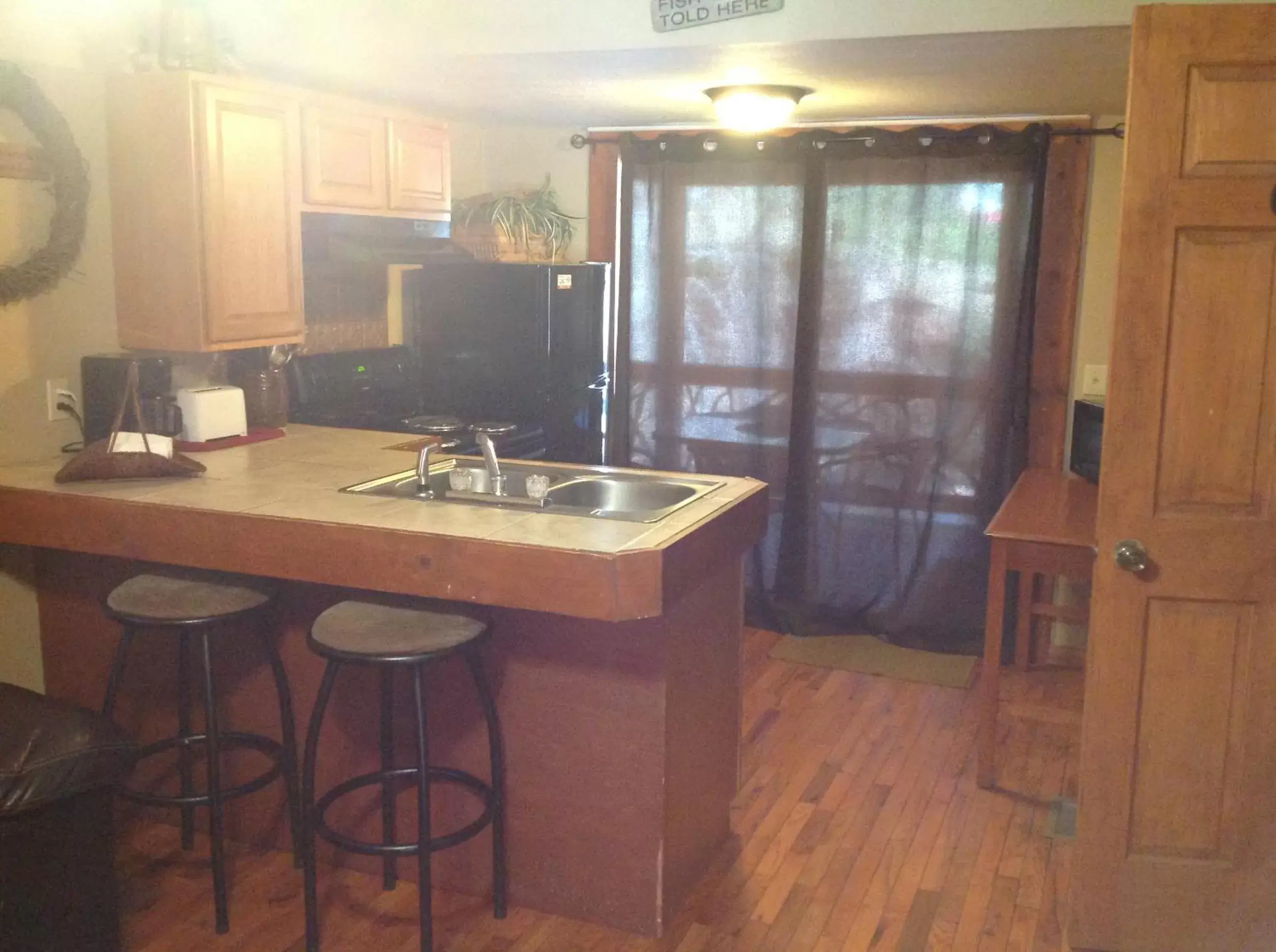 Kitchen or kitchenette, Bathroom in Qualla Cabins and Motel Cherokee near Casino