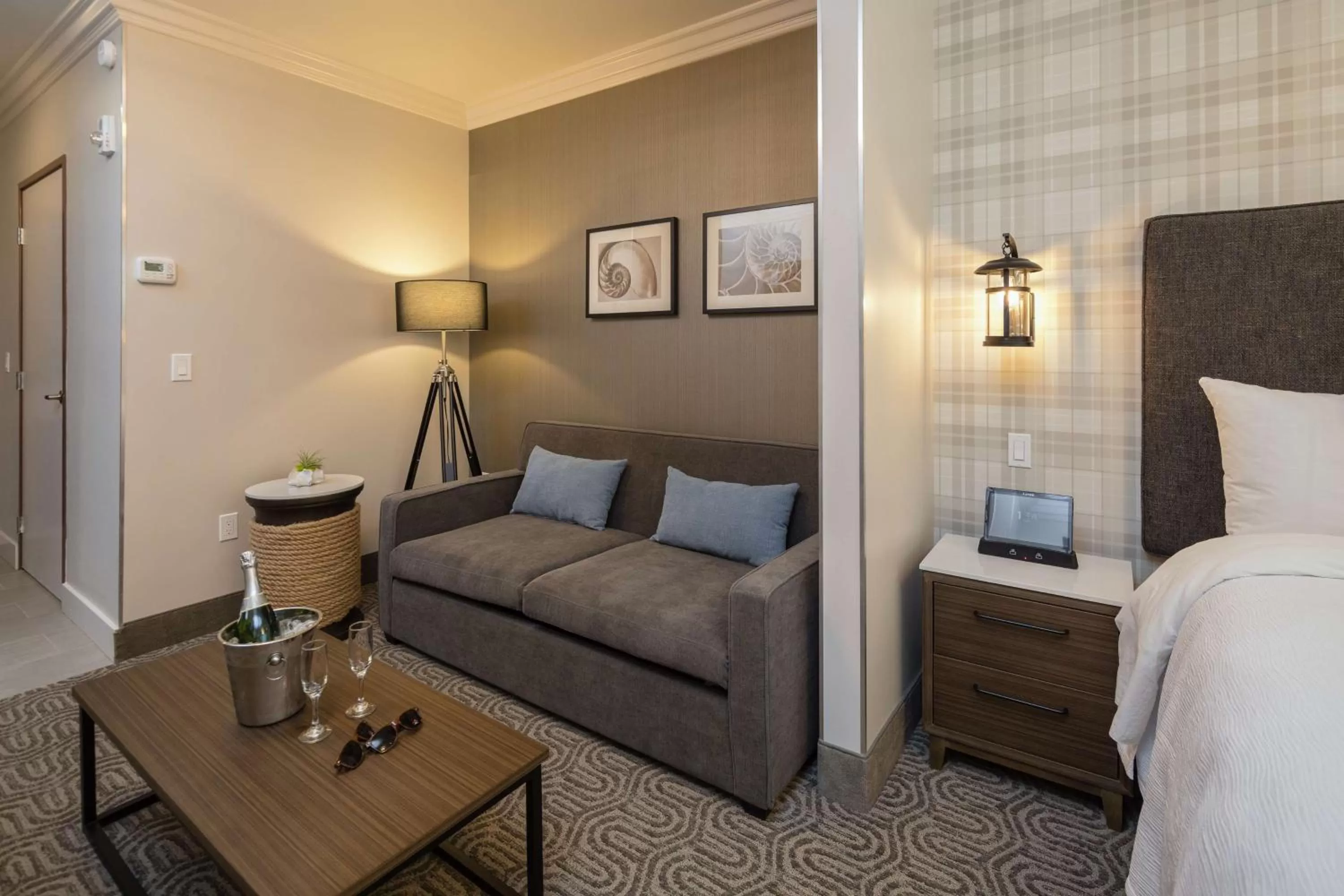 Living room, Bed in Aristocrat Hotel, BW Signature Collection