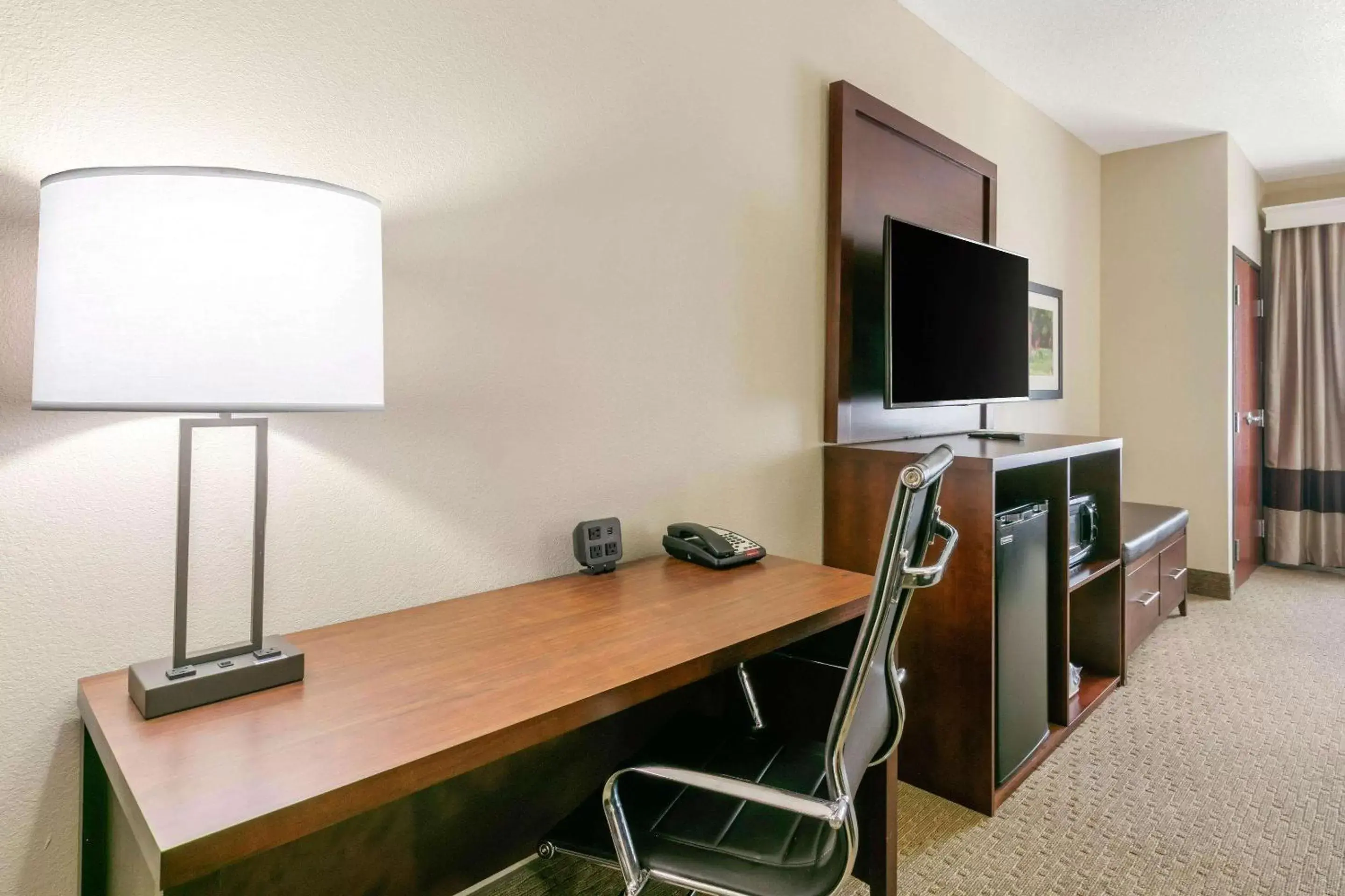 Photo of the whole room, TV/Entertainment Center in Comfort Suites Hopkinsville