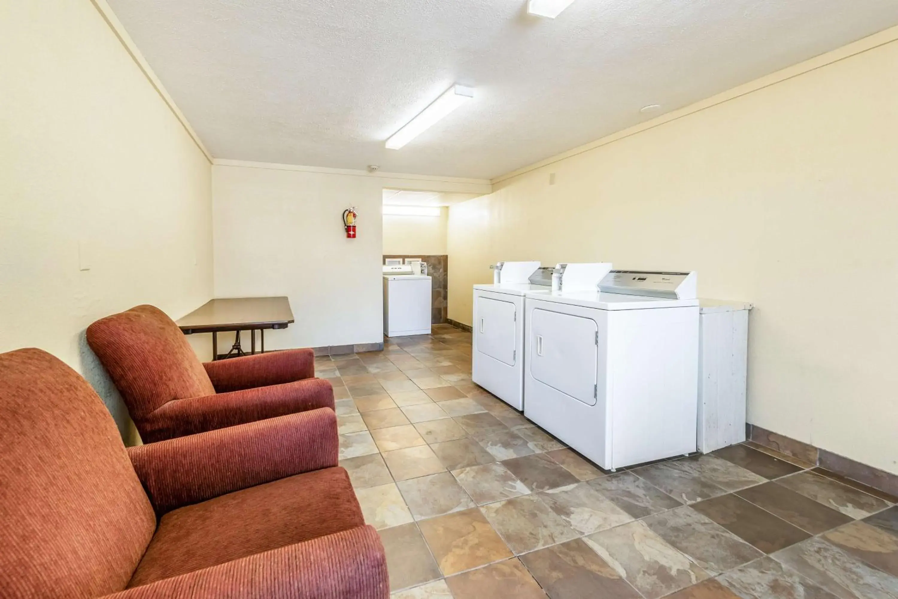 Lobby or reception, Kitchen/Kitchenette in Motel 6-Mansfield, OH