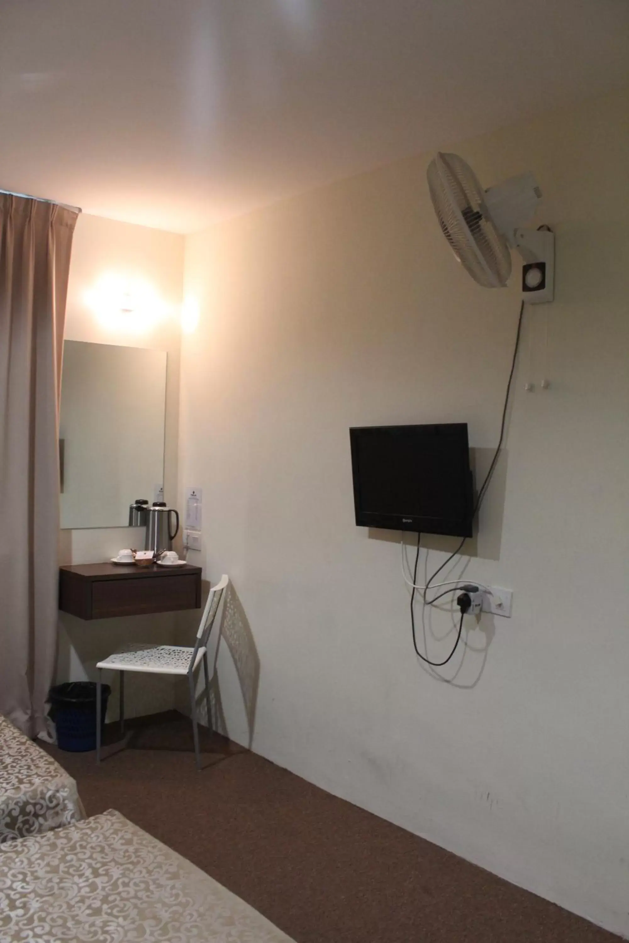 Bedroom, TV/Entertainment Center in Grand Inn Hotel - Macalister Road