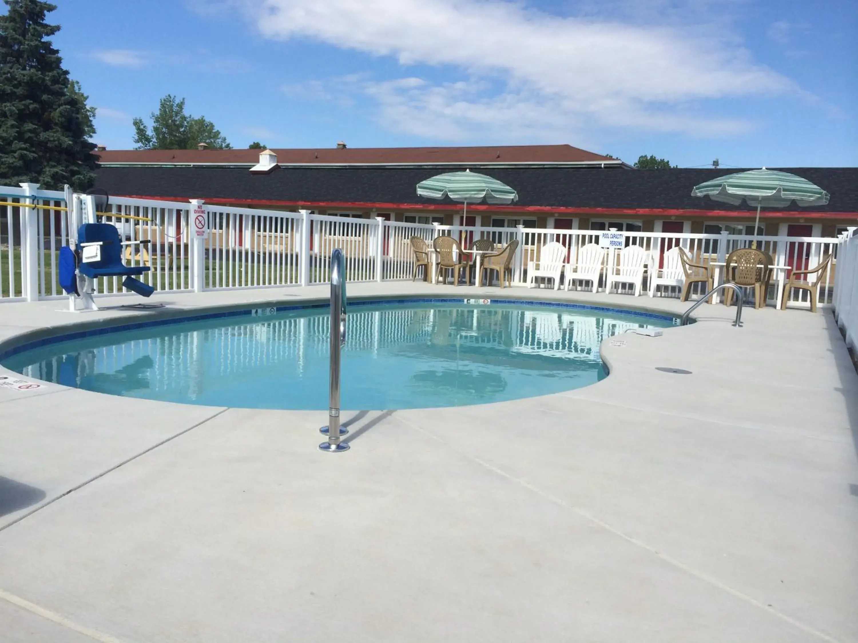 Swimming Pool in Caravan Motel
