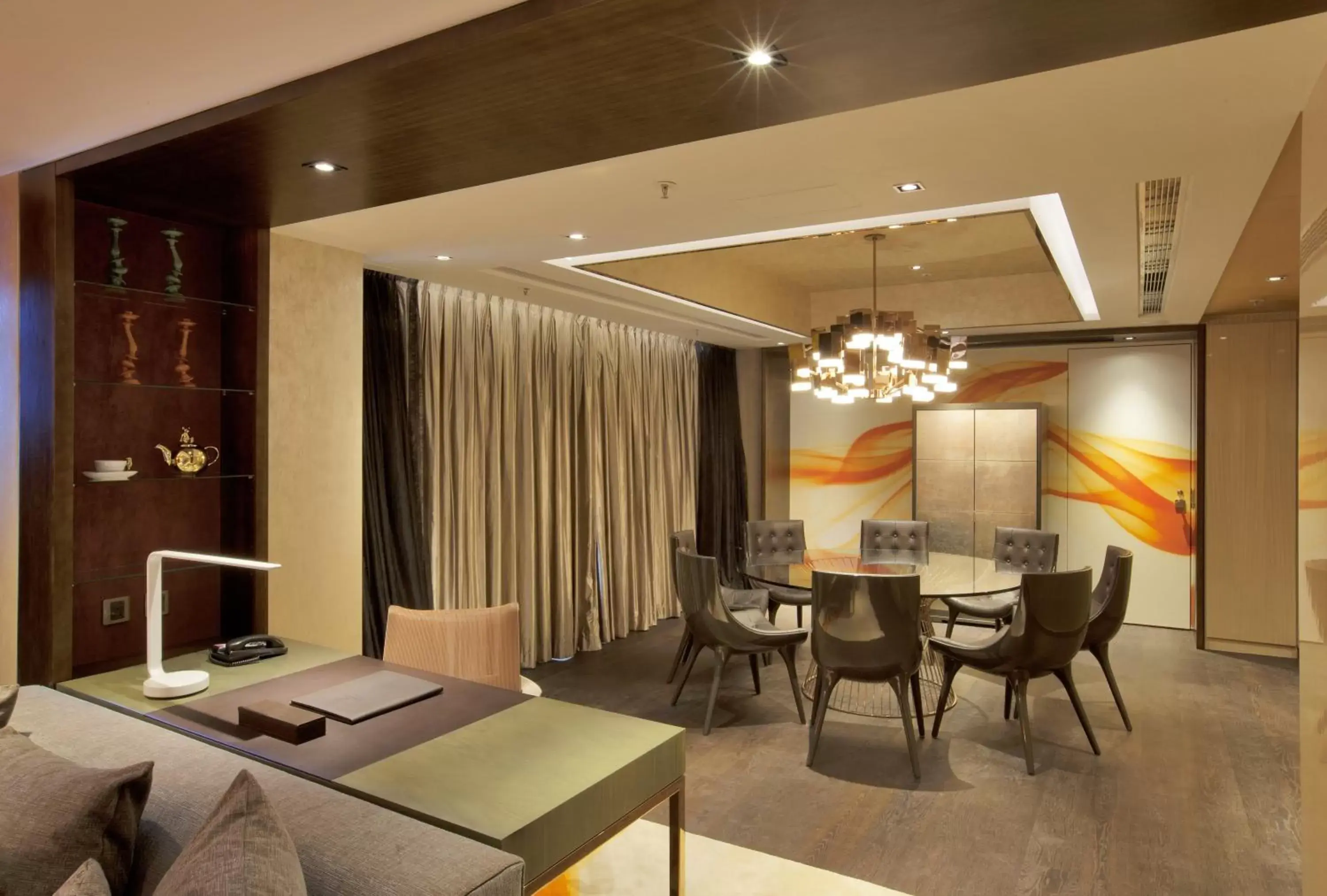 Dining Area in Crowne Plaza Hong Kong Kowloon East, an IHG Hotel