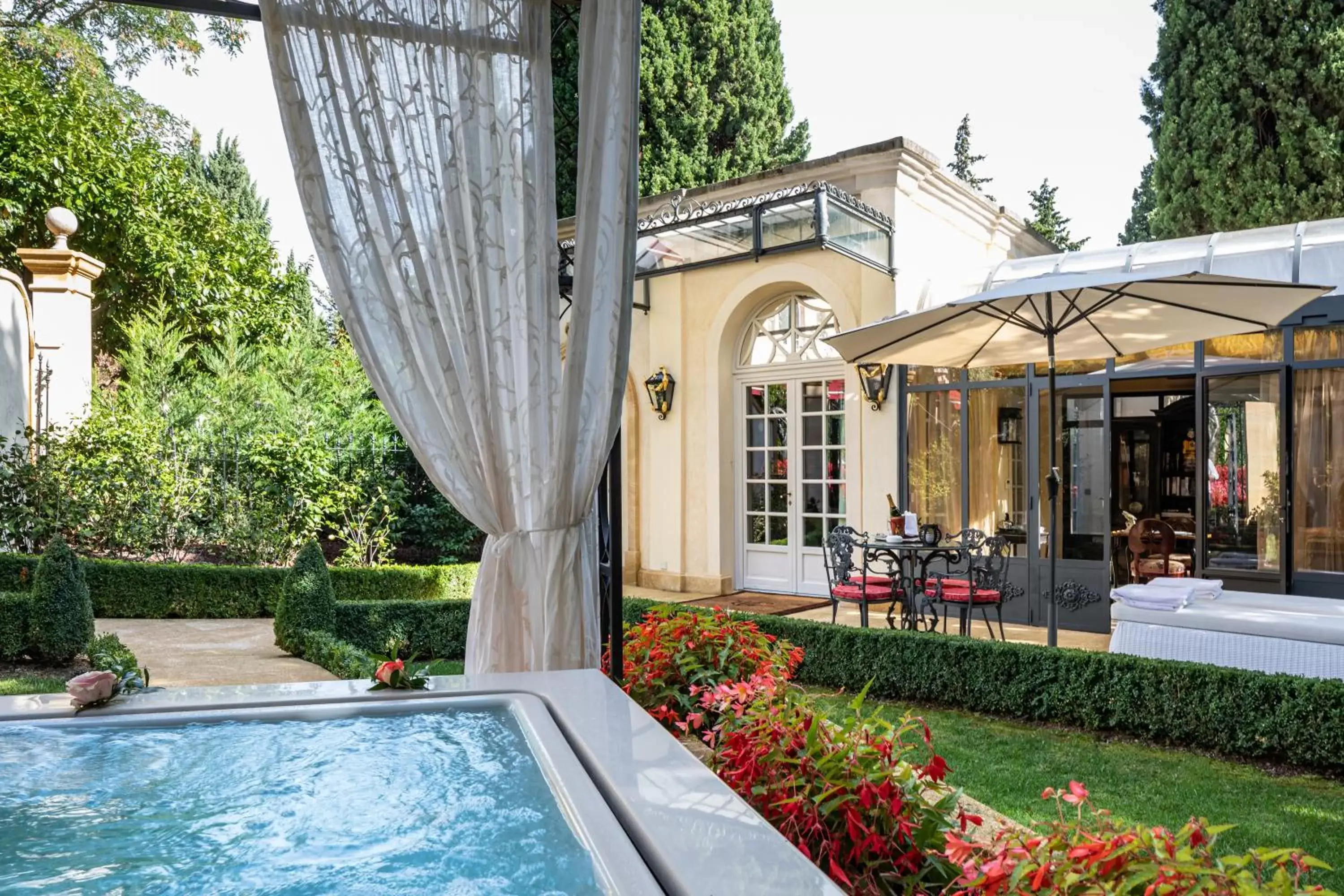 Garden, Swimming Pool in Villa Gallici Hôtel & Spa