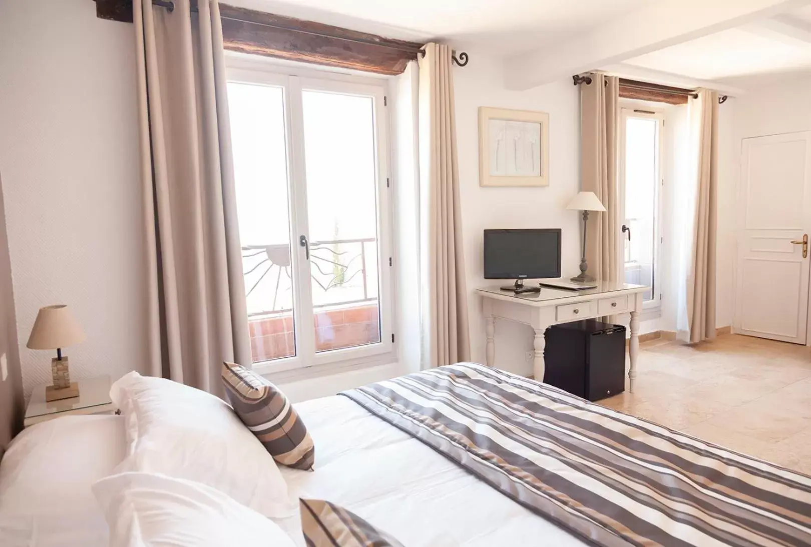 Large Double Room Number 10 with Panoramic View in Auberge du Vieux Château Large Double Room Number 10 with Panoramic View in Auberge du Vieux Château