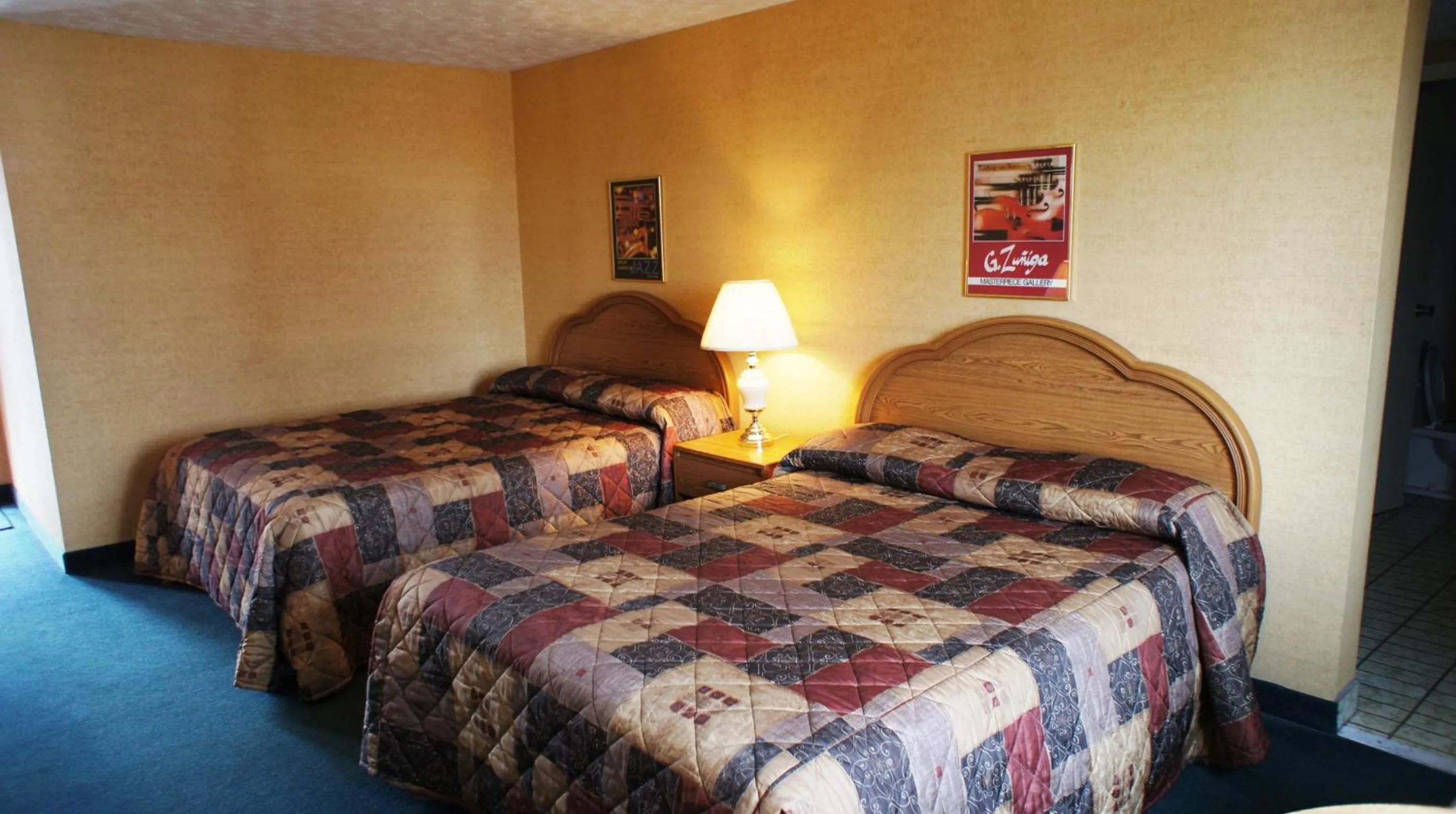 Photo of the whole room, Bed in Kings Inn Near the Falls