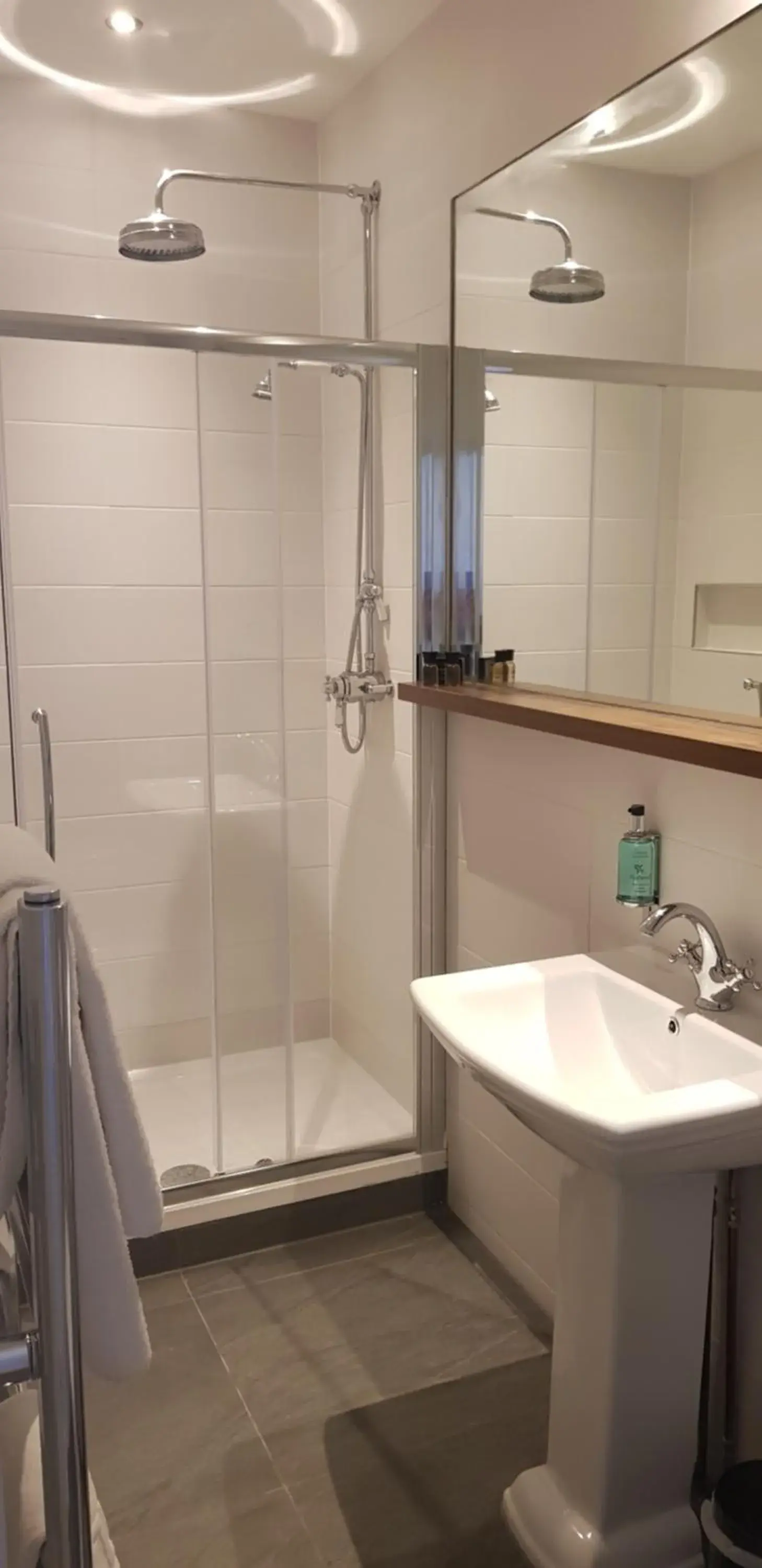 Bathroom in Stanhill Court Hotel