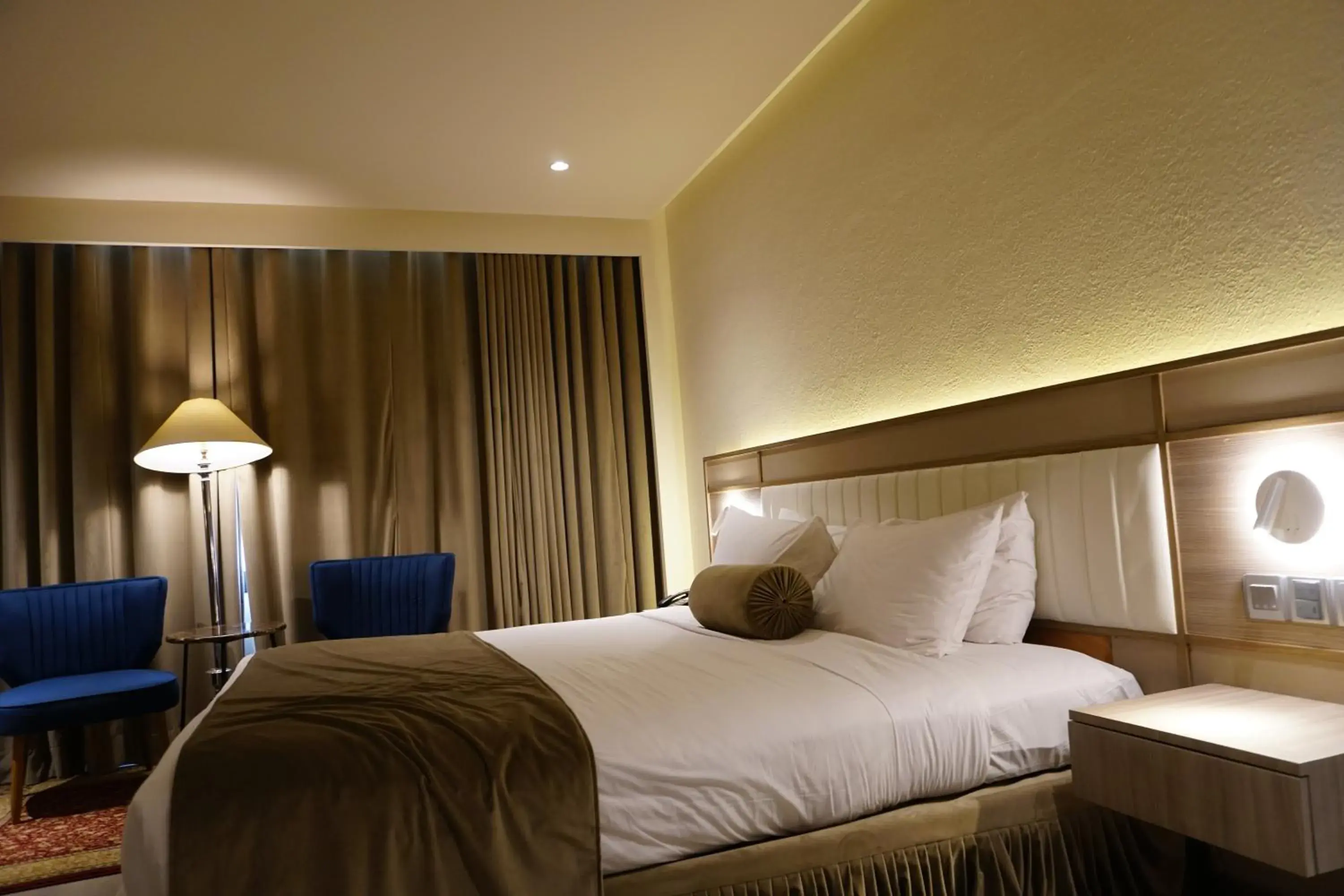 Bed in Regent Plaza Hotel & Convention Center