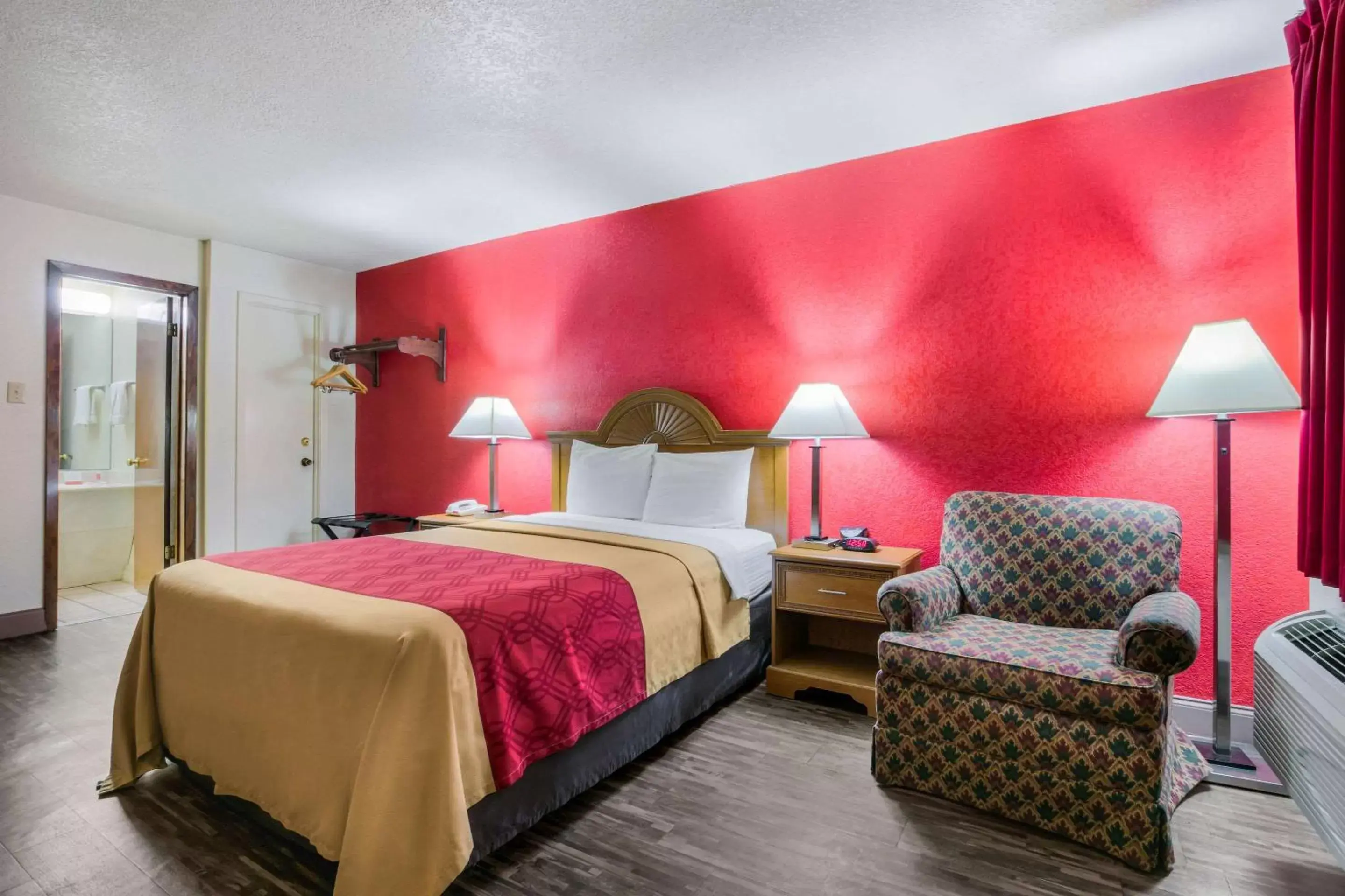 Photo of the whole room, Bed in Econo Lodge & Suites Brinkley