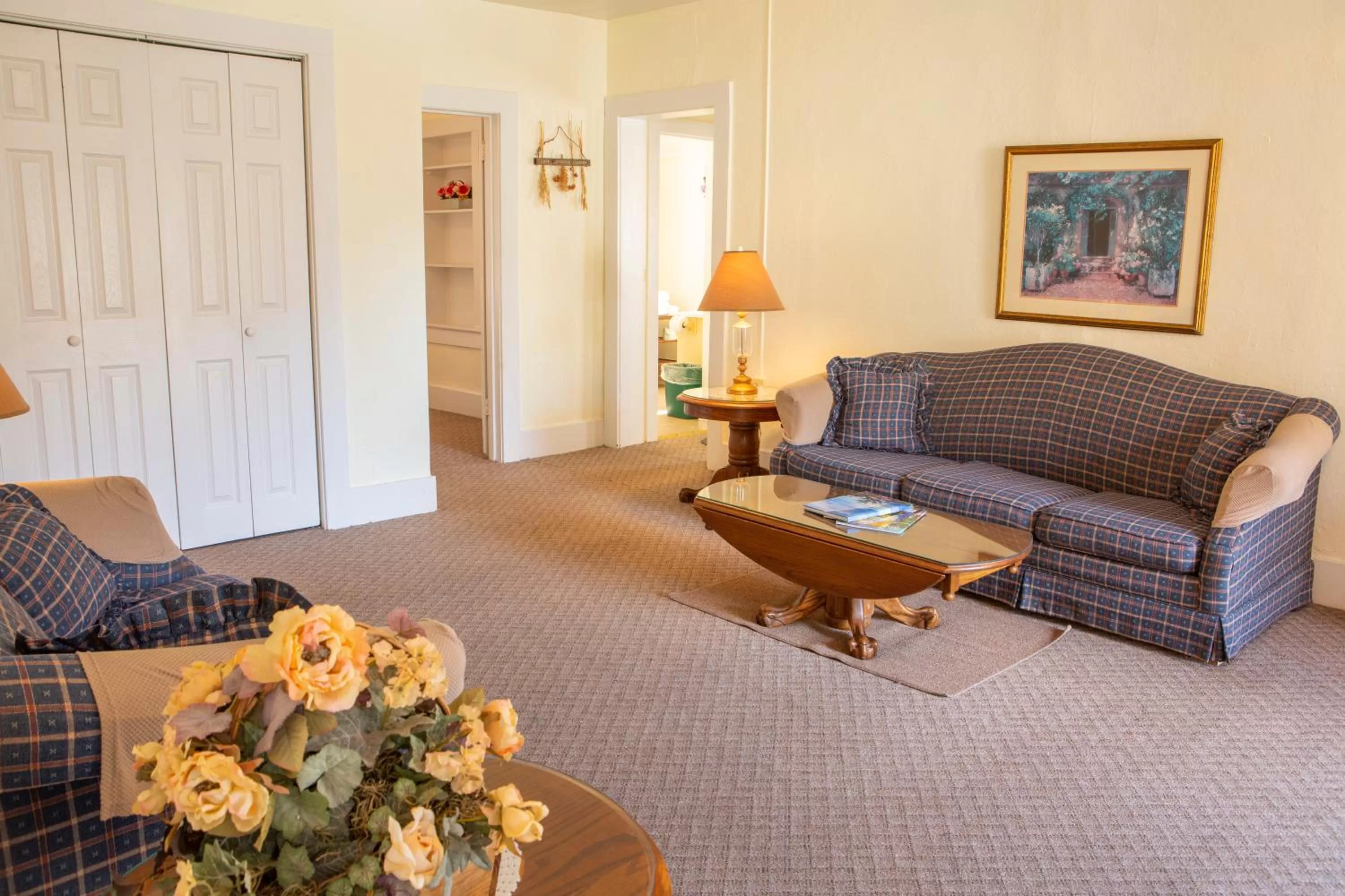 Living room, Seating Area in The Chimney Rock Inn & Cottages
