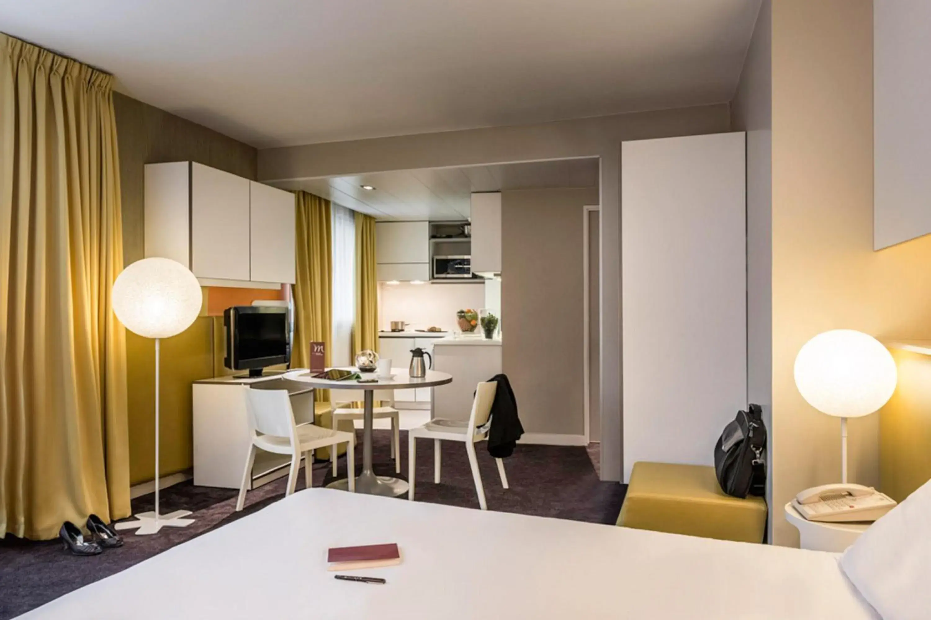 Kitchen or kitchenette in AppartHotel Mercure Paris Boulogne