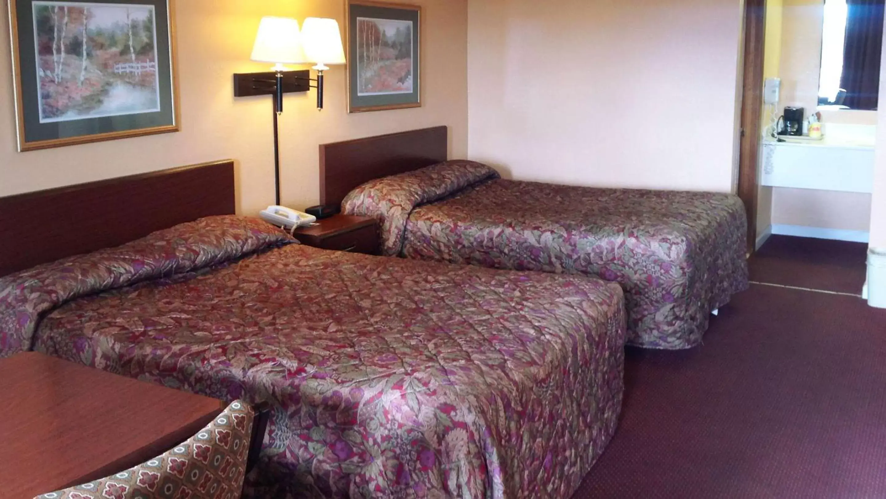 Photo of the whole room, Bed in Inn of Loudon