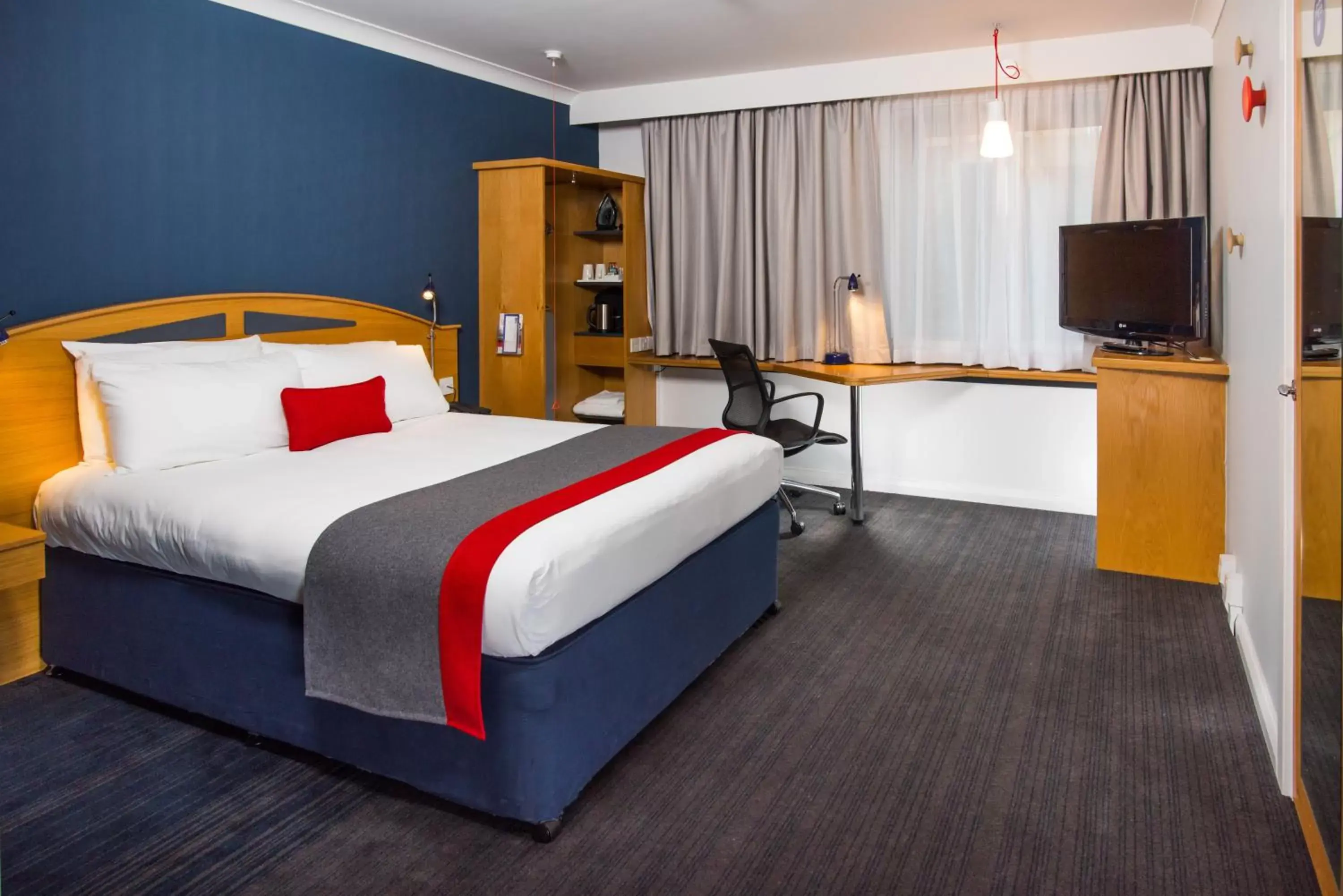 Photo of the whole room, Bed in Holiday Inn Express East Midlands Airport, an IHG Hotel