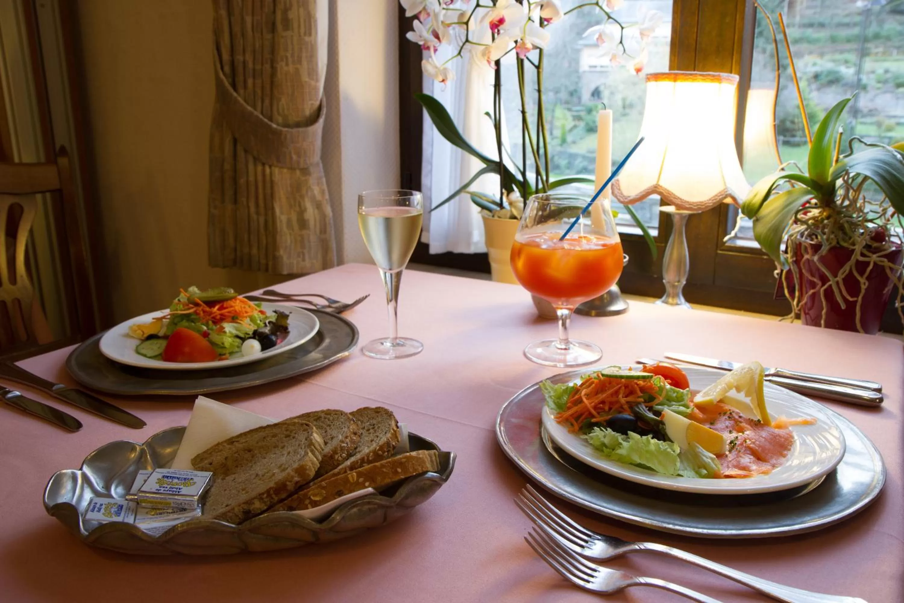 Restaurant/places to eat in Hotel Le Postillon