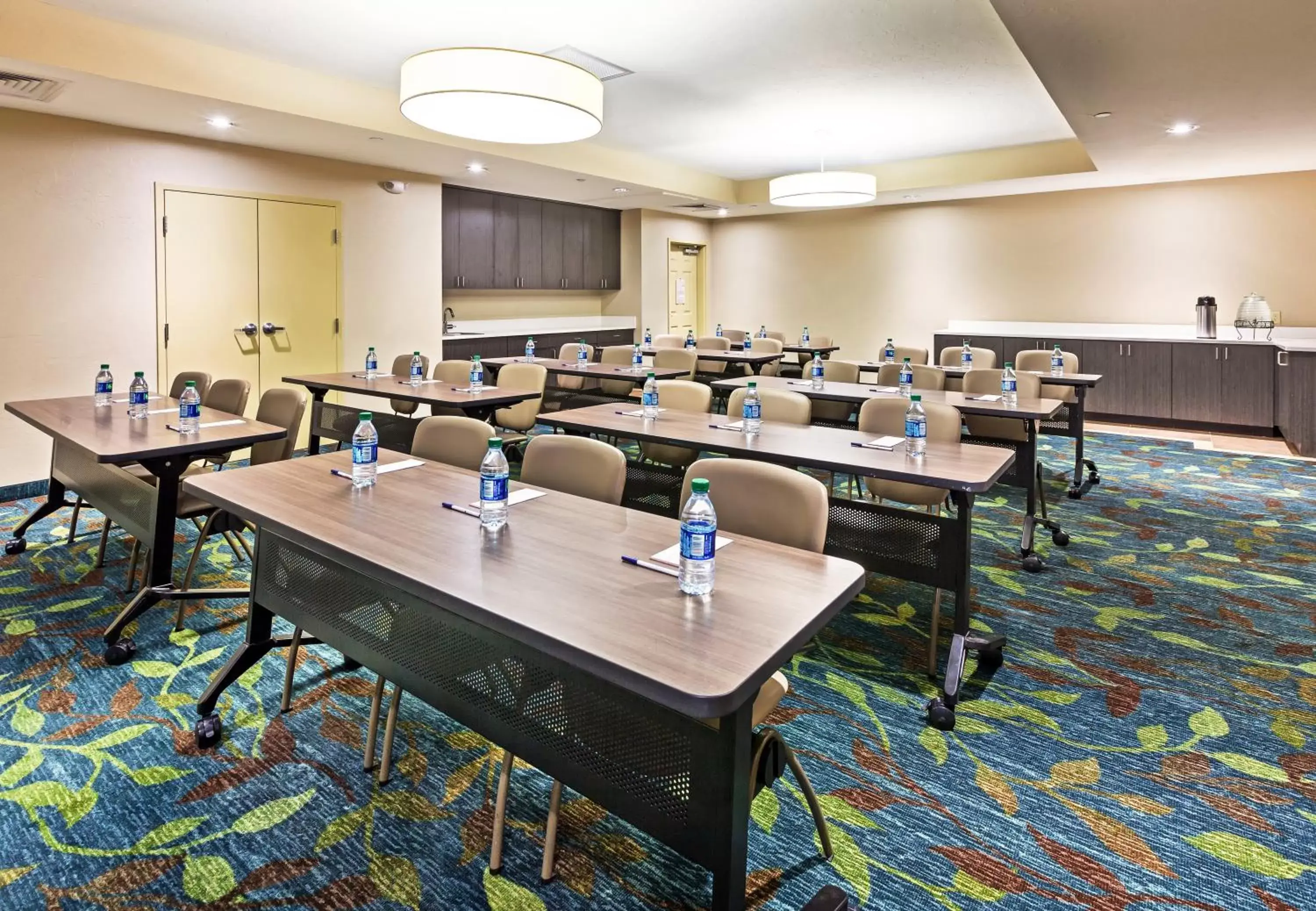 Meeting/conference room in Candlewood Suites Del City, an IHG Hotel