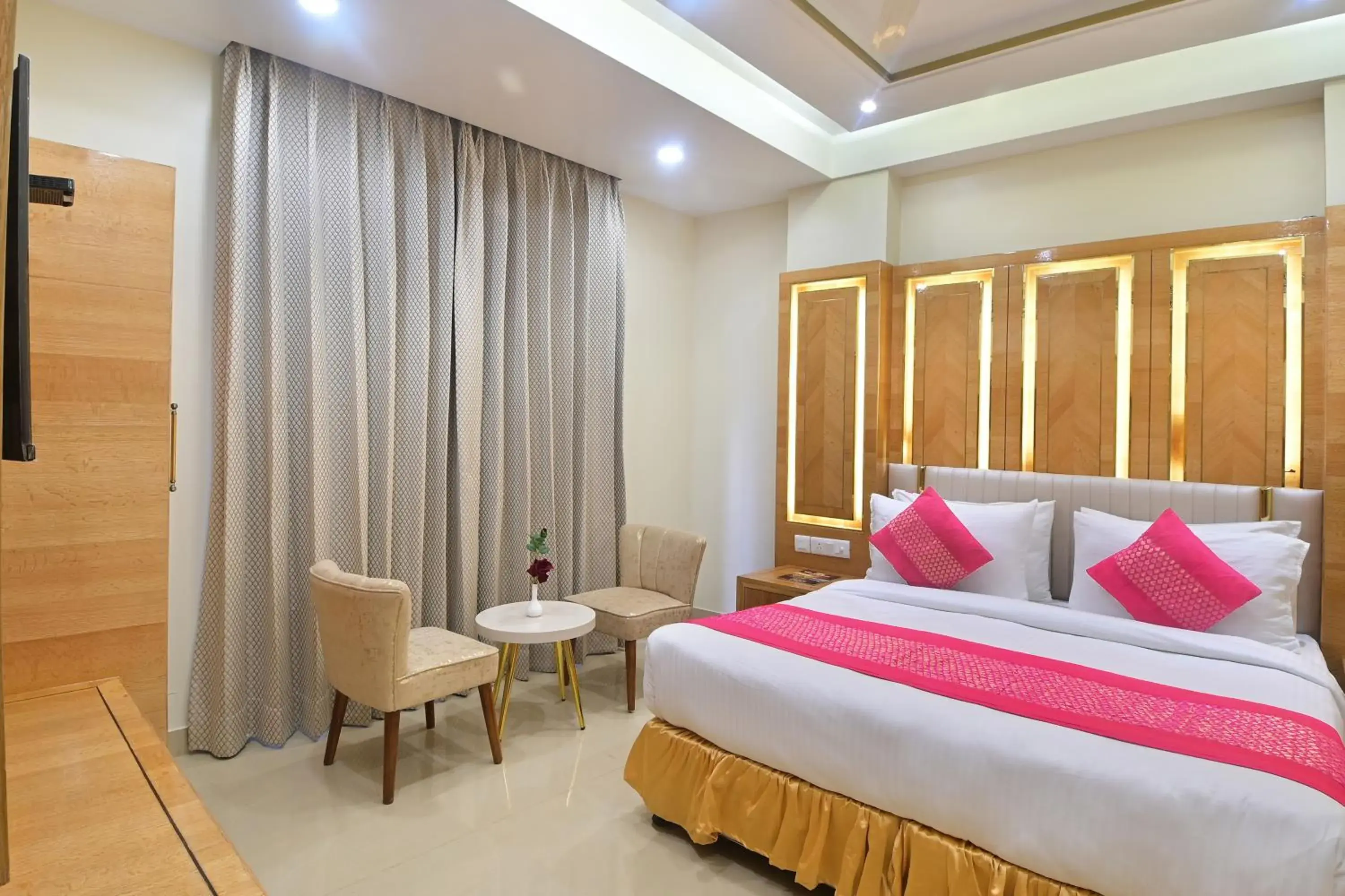 Photo of the whole room, Bed in Hotel Gold Palace - 03 Mins Walk From New Delhi Railway Station