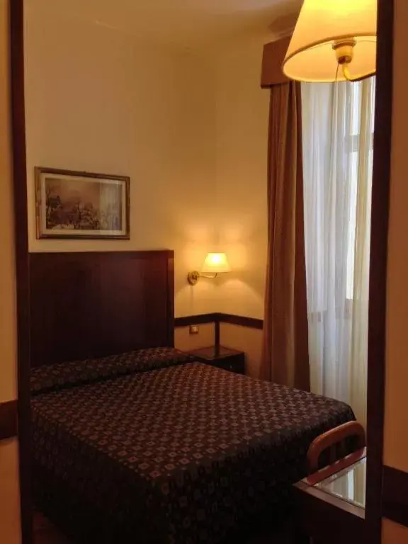 Bedroom, Bed in Hotel Astoria Garden