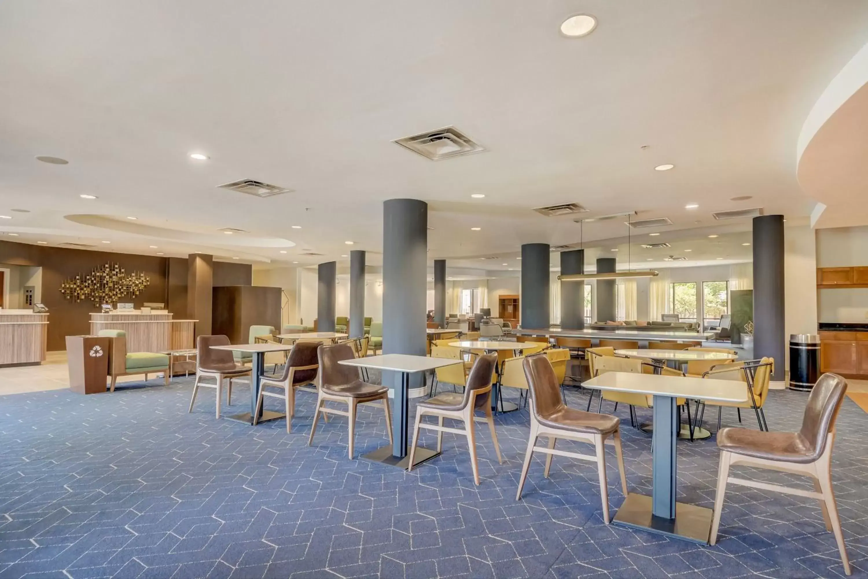 Lobby or reception, Restaurant/Places to Eat in Courtyard Cincinnati North at Union Centre