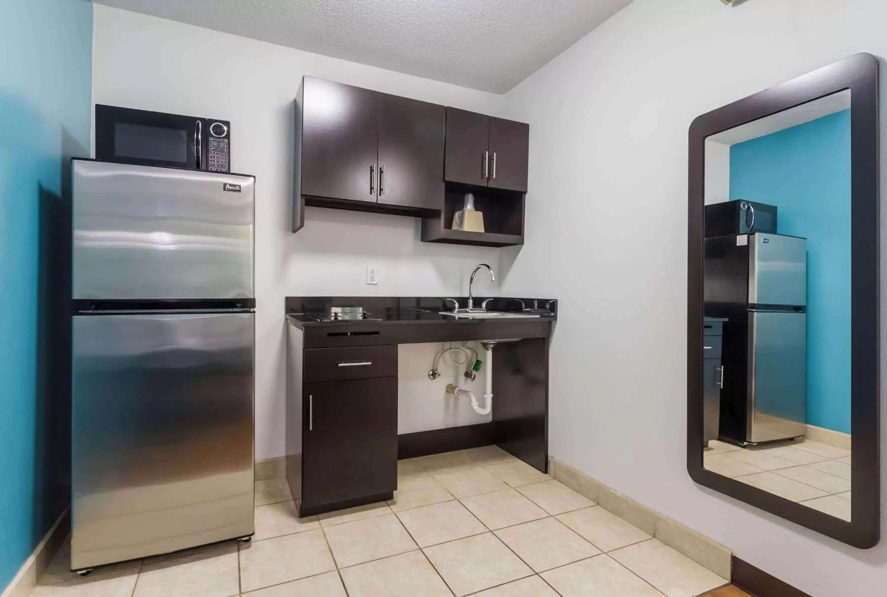 Kitchen or kitchenette, Kitchen/Kitchenette in Motel 6-Gulf Shores, AL