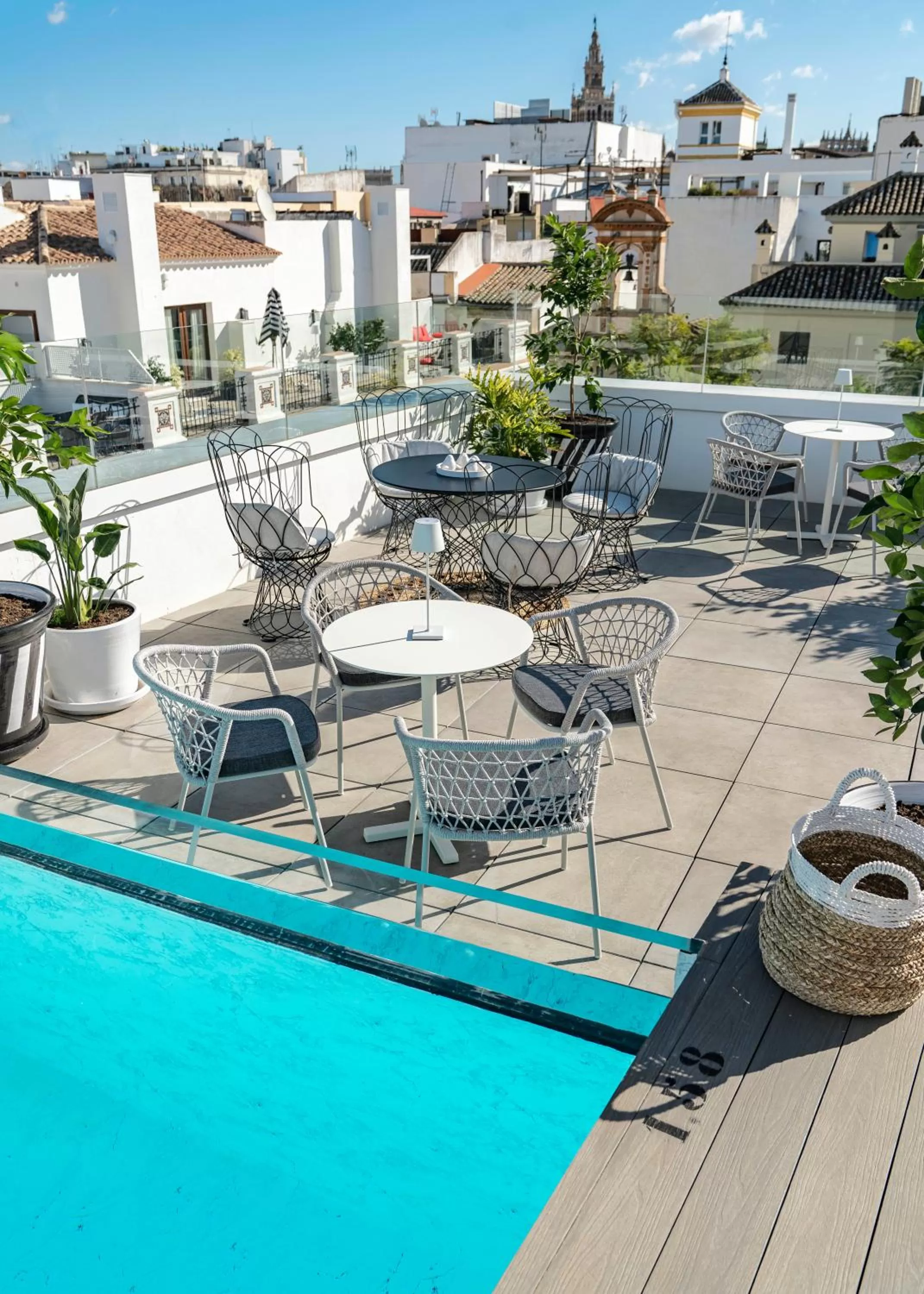 Swimming pool in Vincci Molviedro