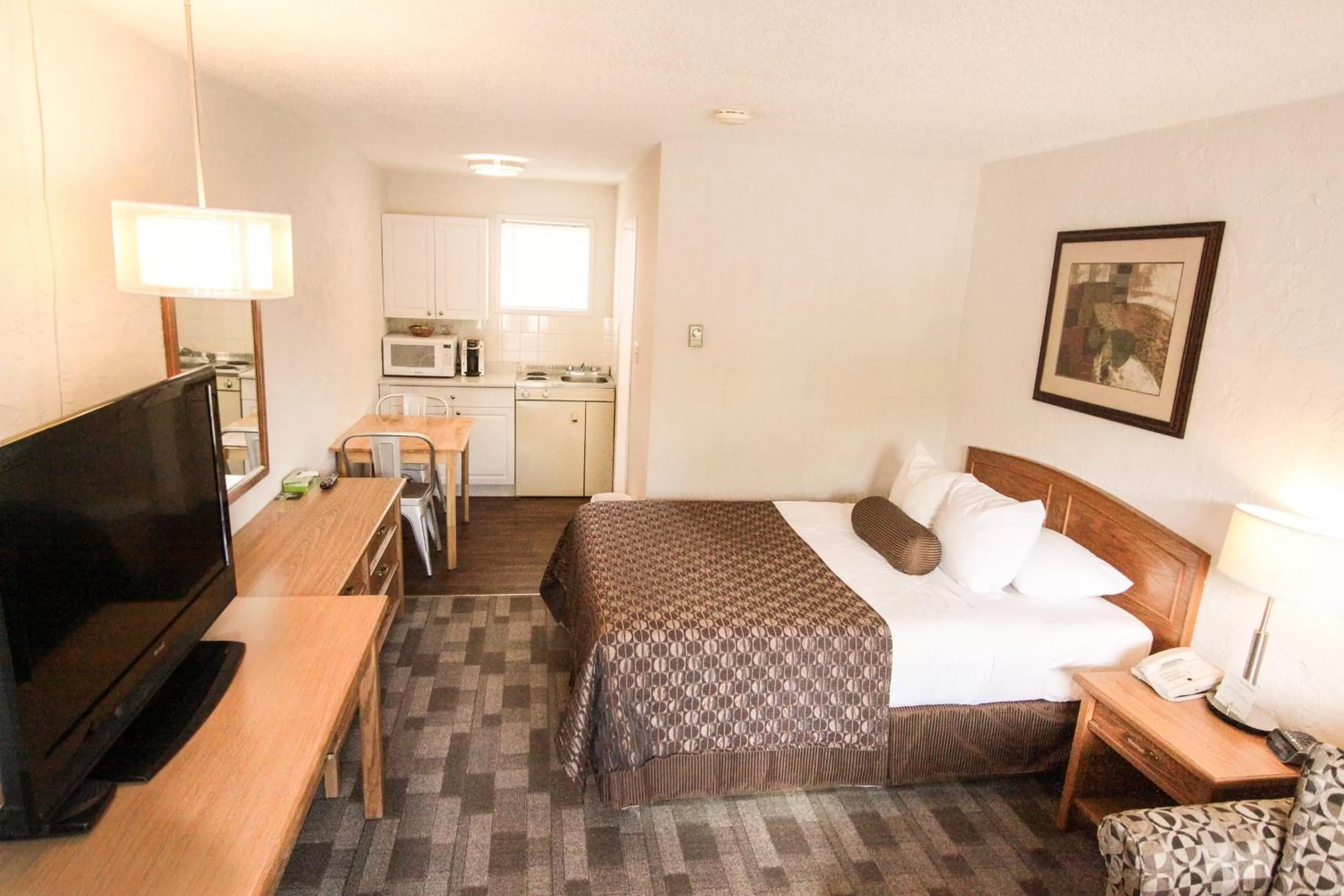 Kitchen or kitchenette, Bed in Crystal Springs Lodge