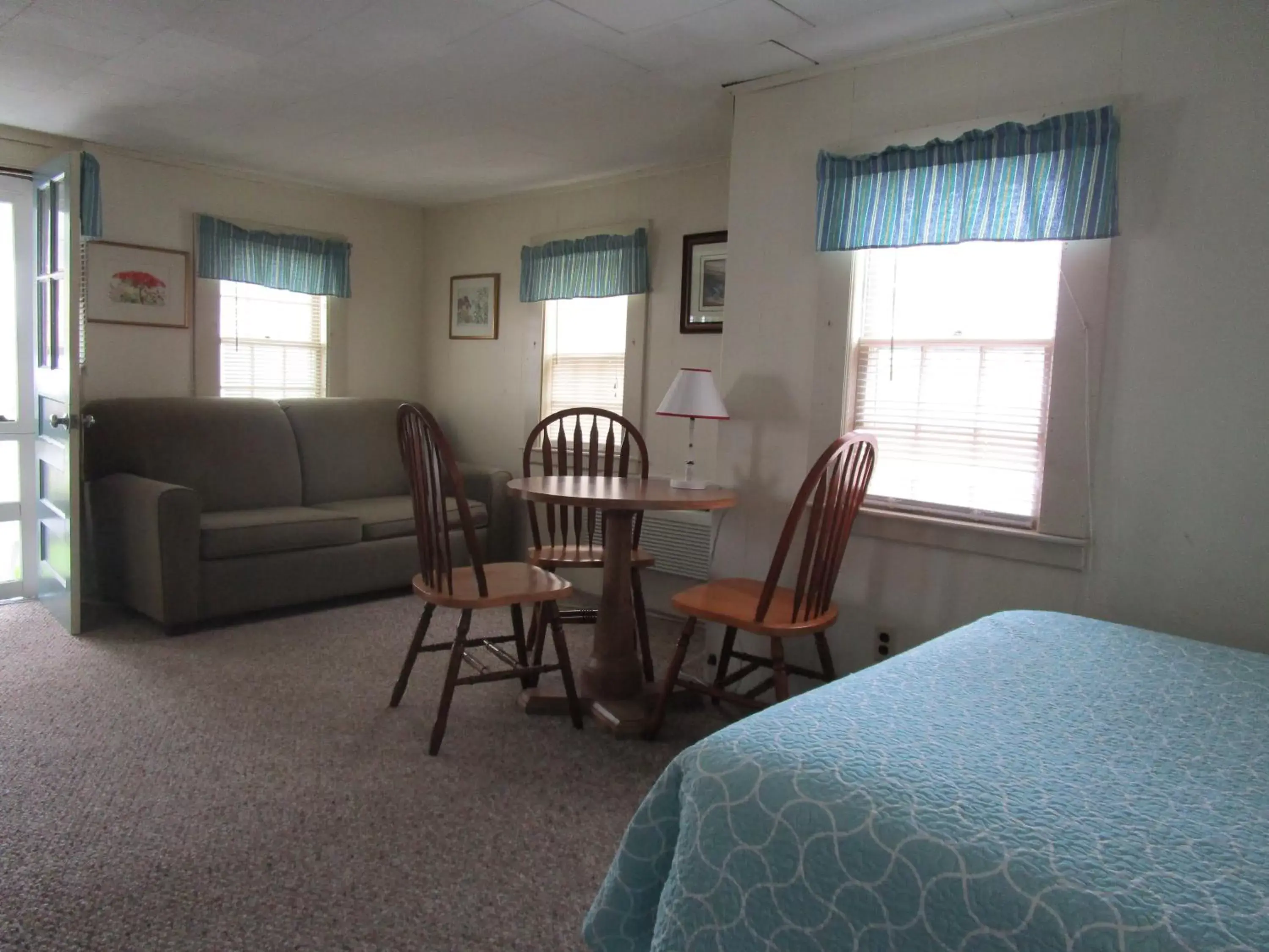 Seating Area in Shea's Riverside Inn & Motel