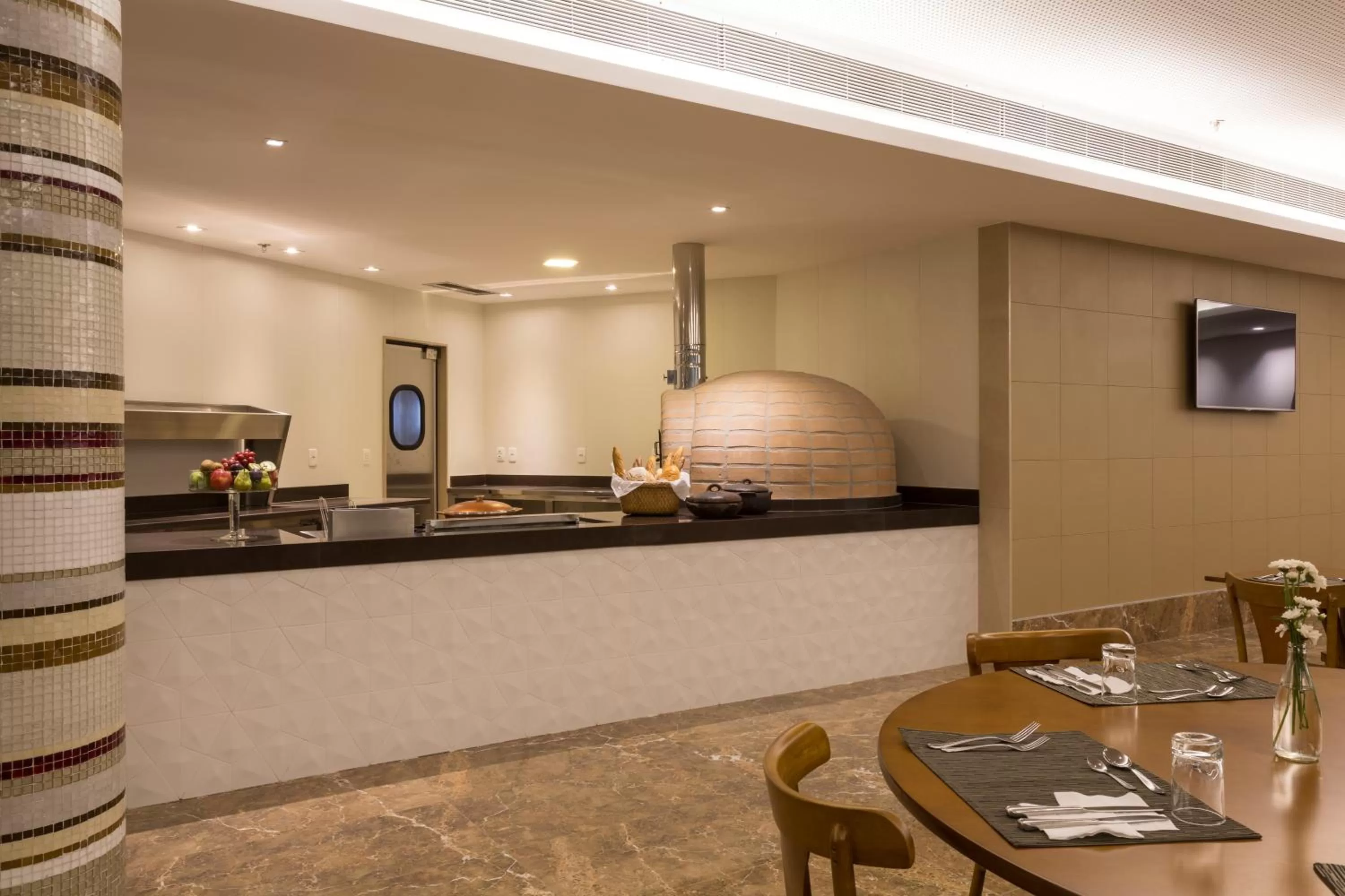 Restaurant/places to eat in Sleep Inn Praia do Canto