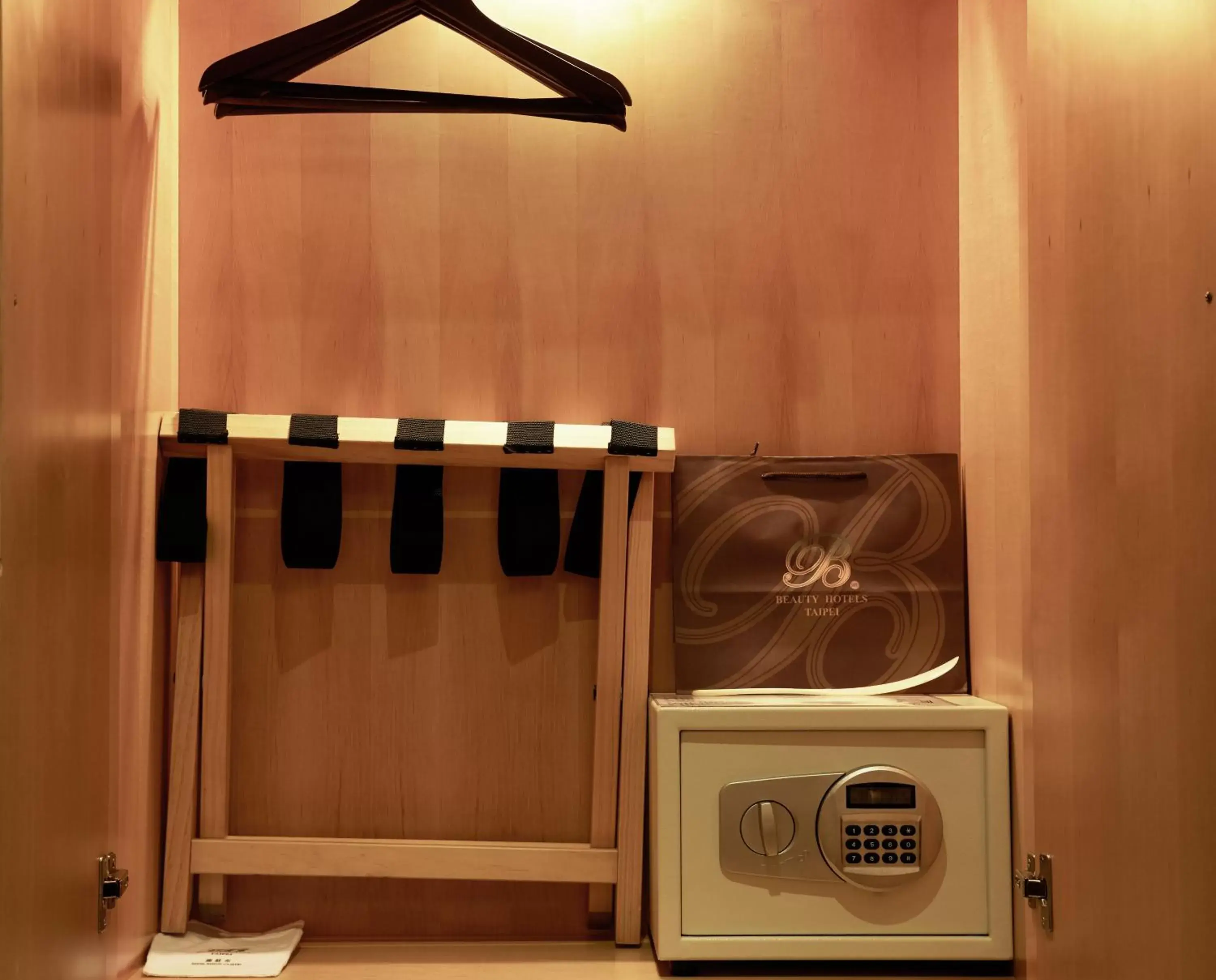 wardrobe in Beauty Hotels - Roumei Boutique