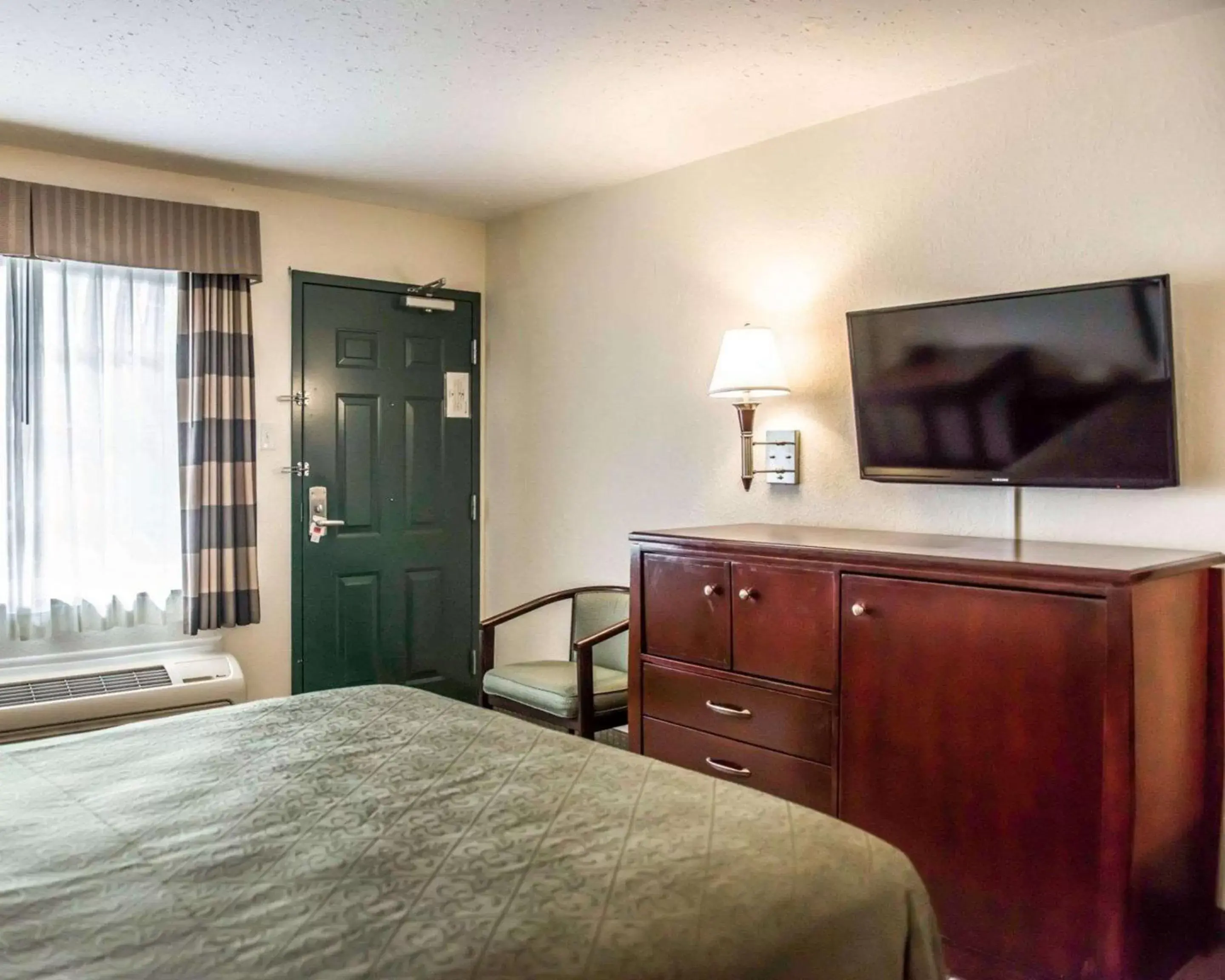 Photo of the whole room, TV/Entertainment Center in Econo Lodge Monticello