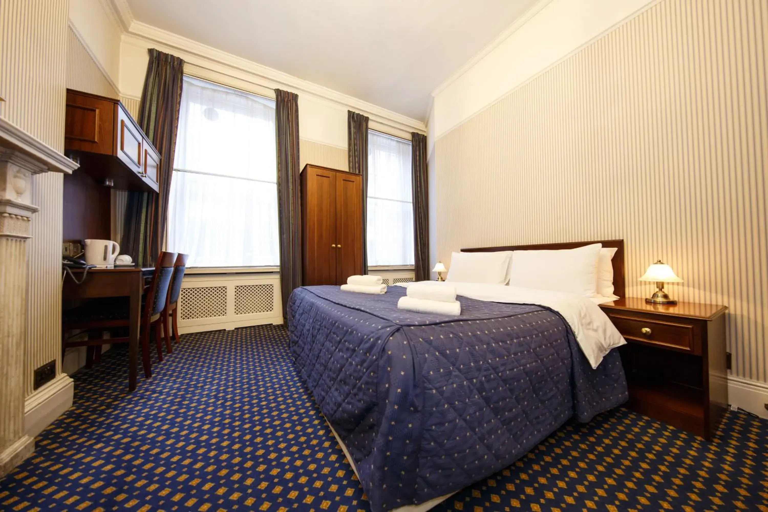 Bedroom, Bed in Regency House Hotel