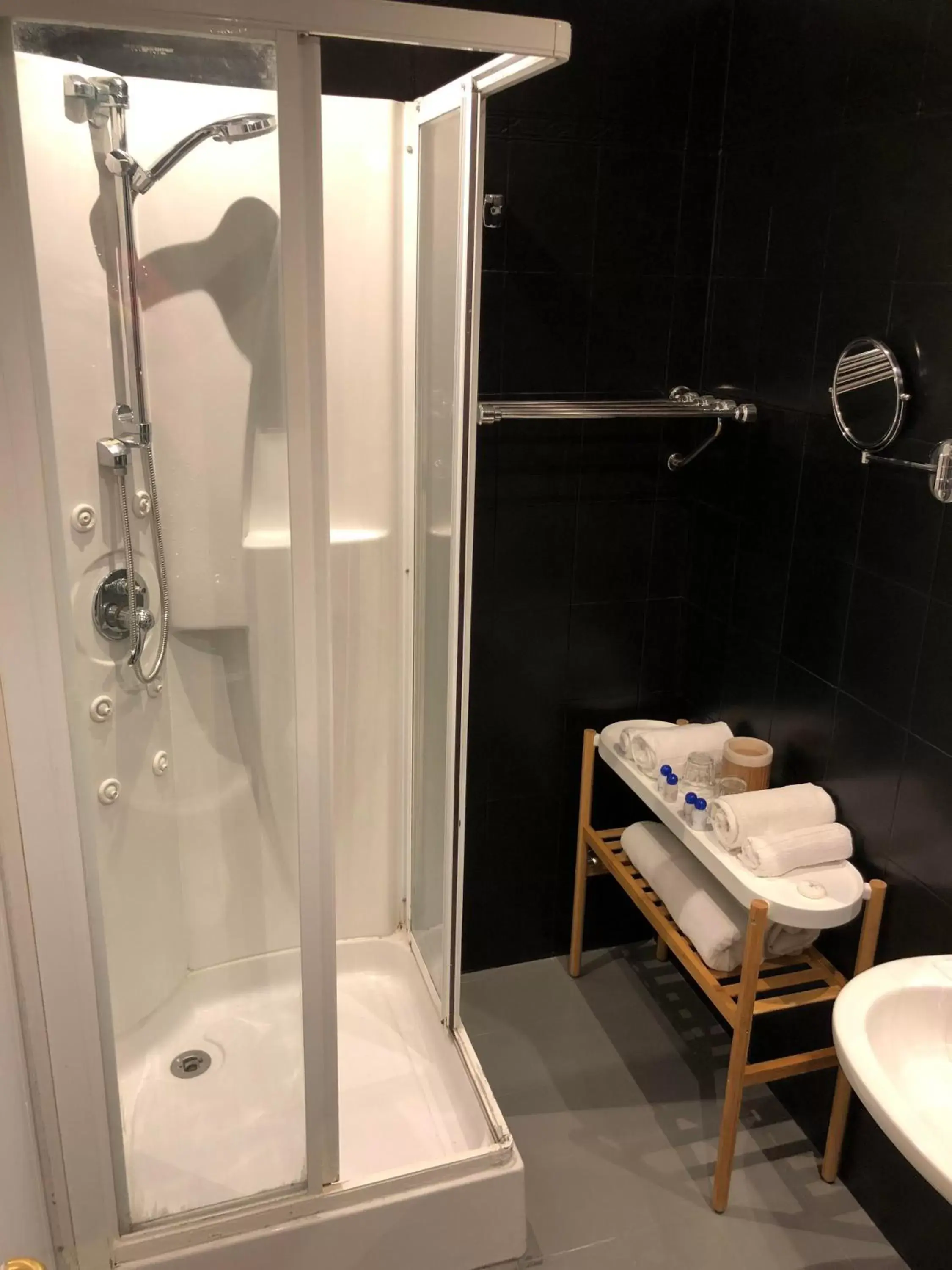 Shower, Bathroom in Hotel Paris