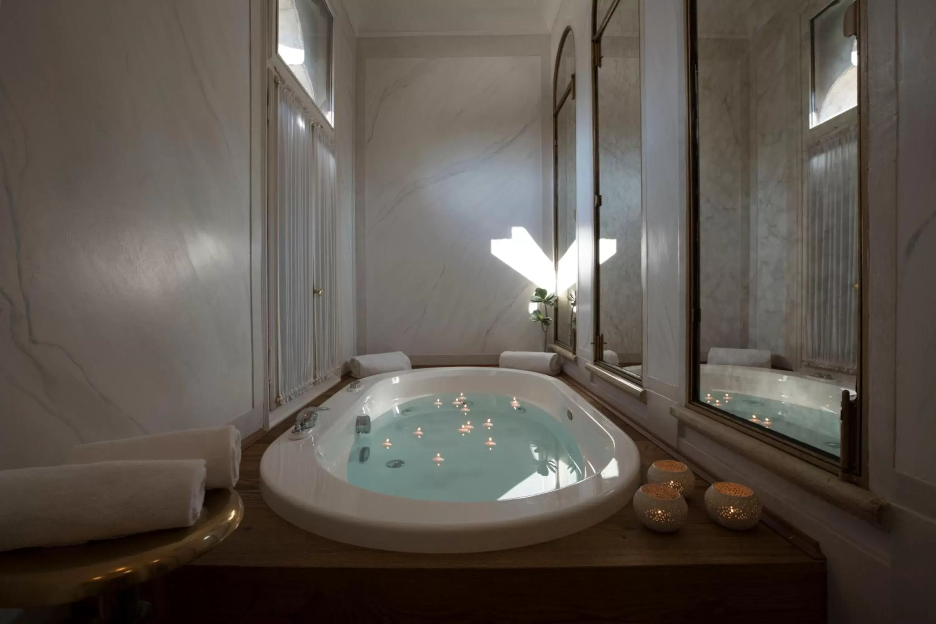 Hot Tub, Bathroom in Palazzo Paruta & Wellness Suites