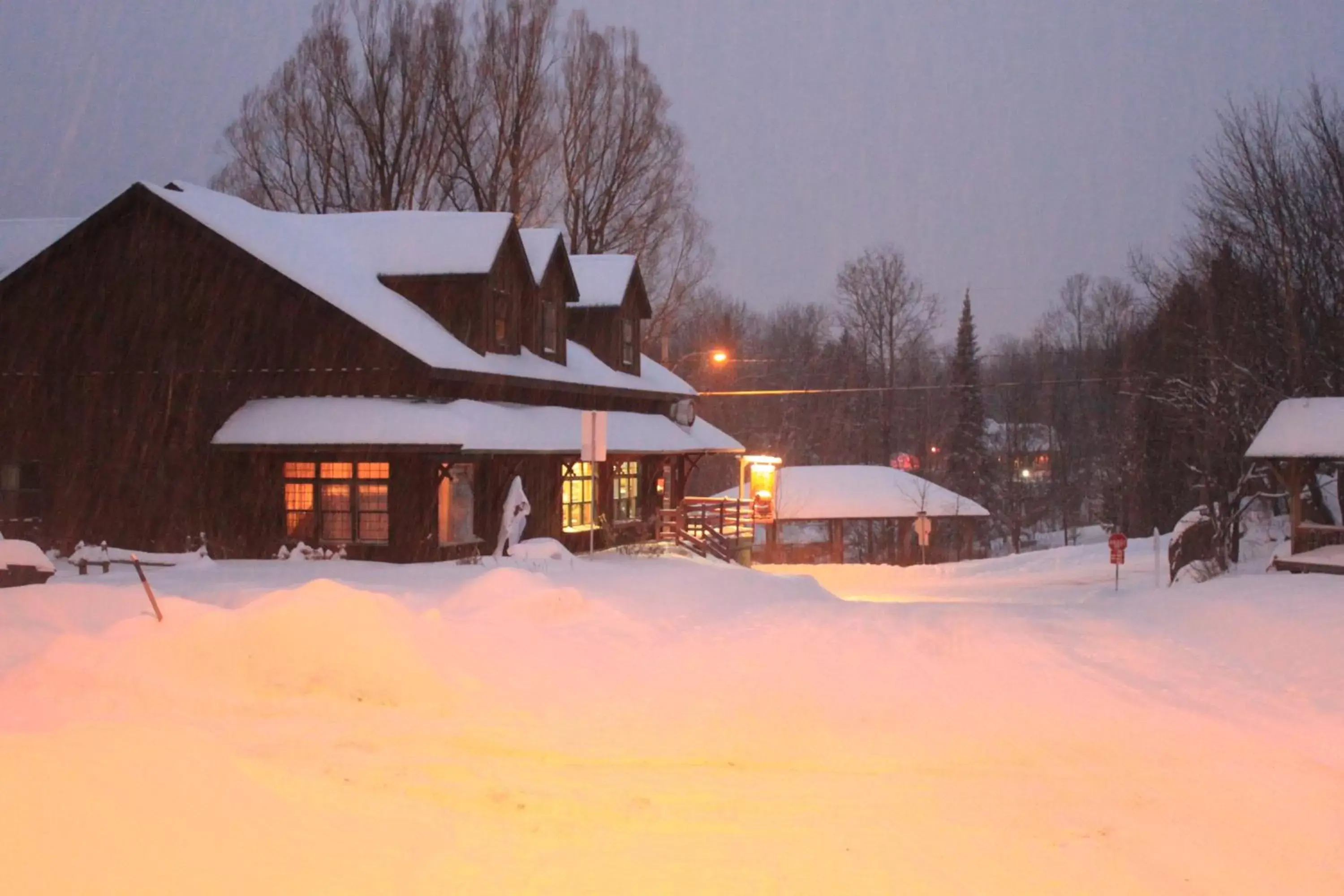 Winter, Property Building in Auberge Micro-Brasserie Le Baril Roulant