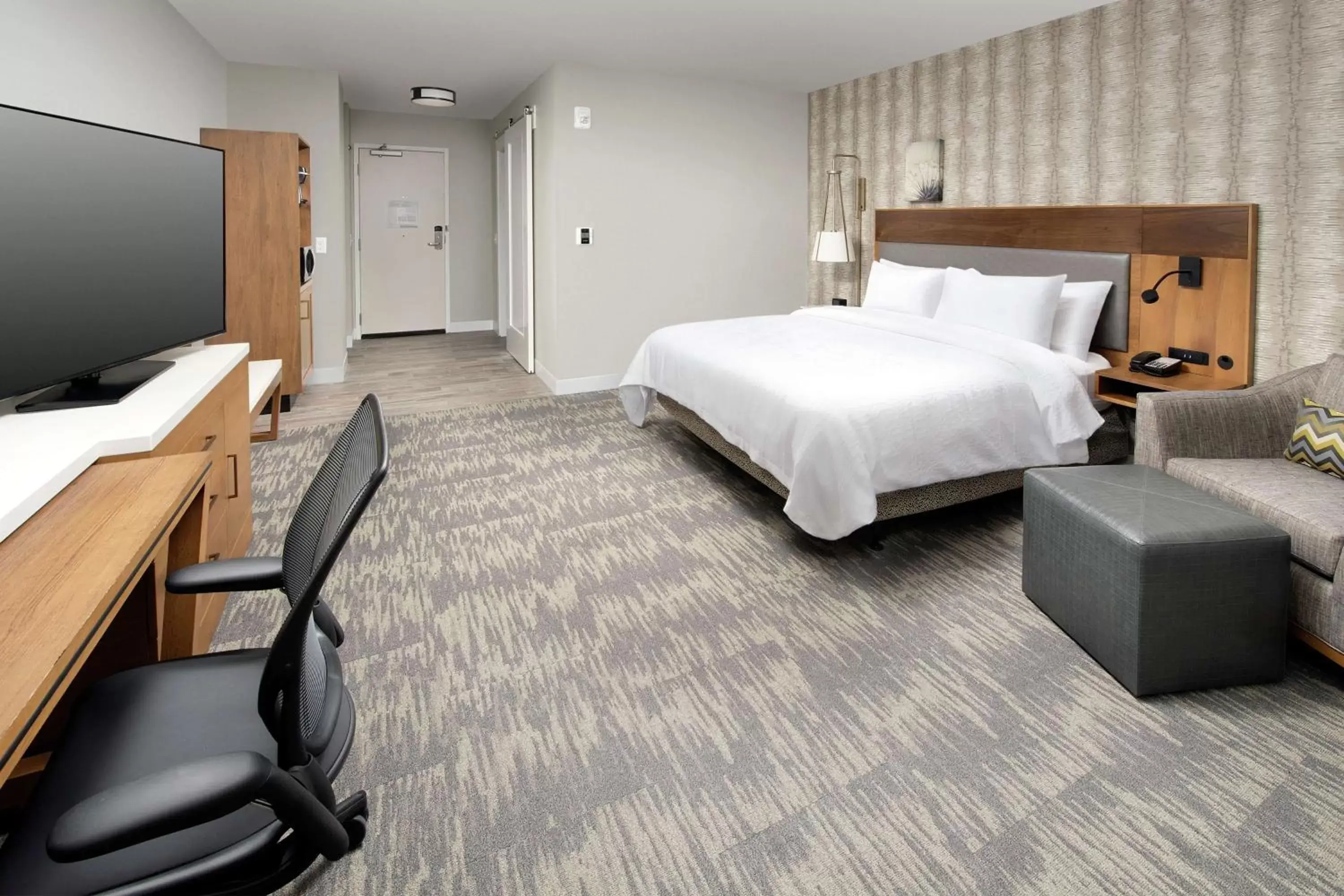 Bedroom, Bed in Hilton Garden Inn Westchester Dobbs Ferry