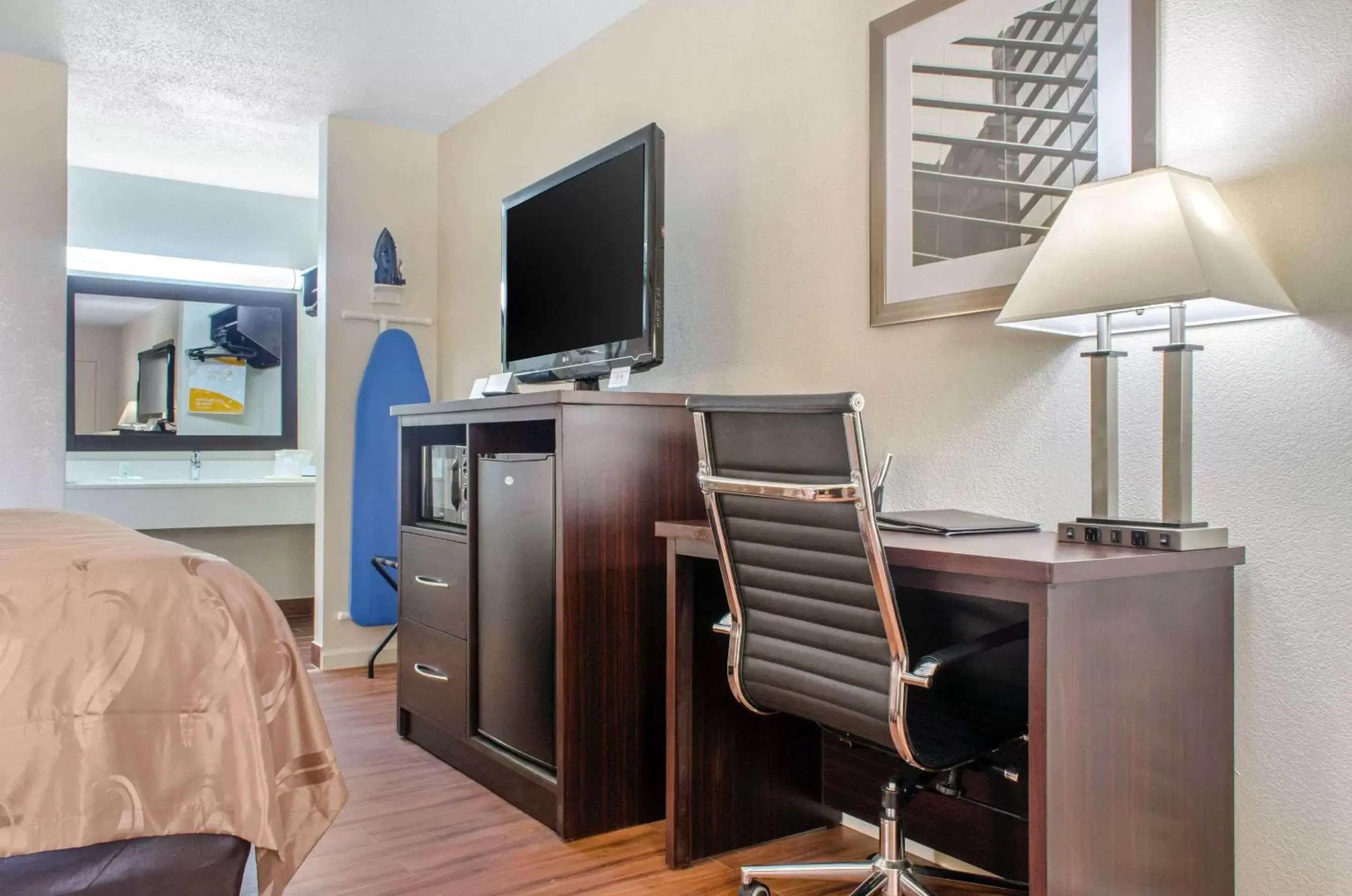 Photo of the whole room, TV/Entertainment Center in Quality Inn McComb