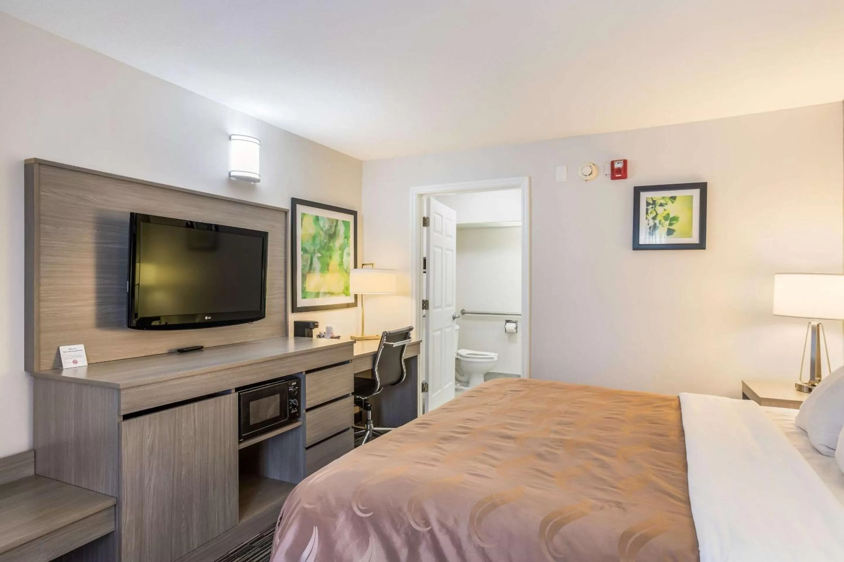 Bedroom, Bed in Quality Inn Gallatin-Nashville Metro