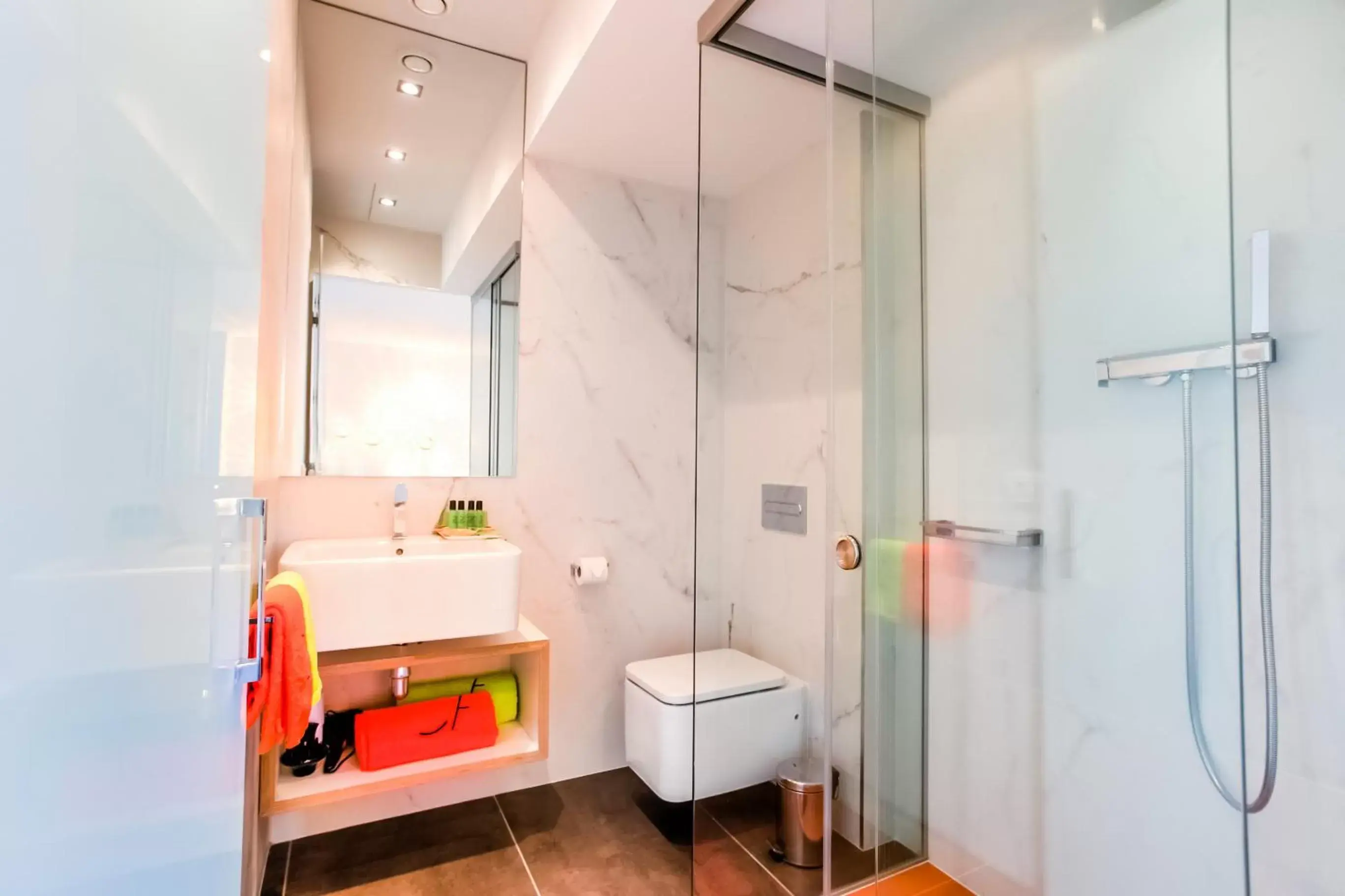 Shower in Cosmo Apartments Sants