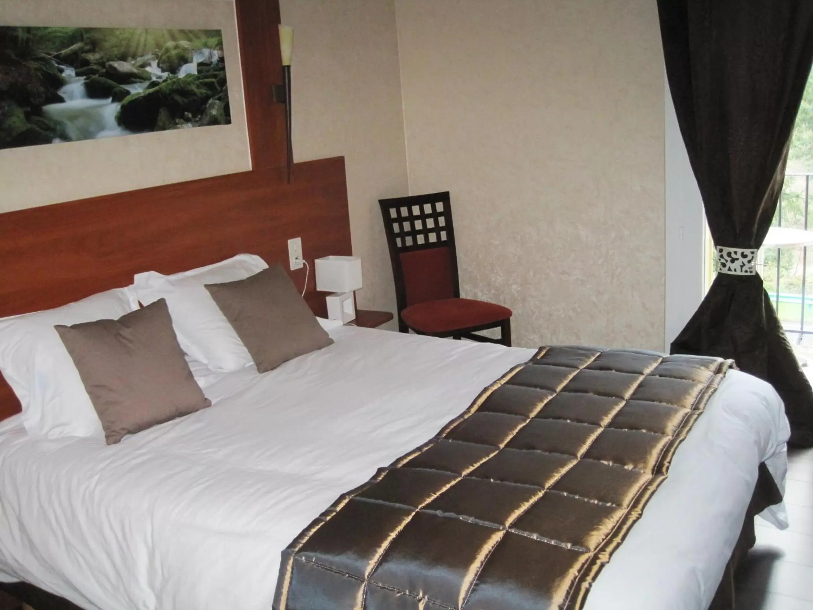 Bed in Hotel Restaurant Rive Gauche