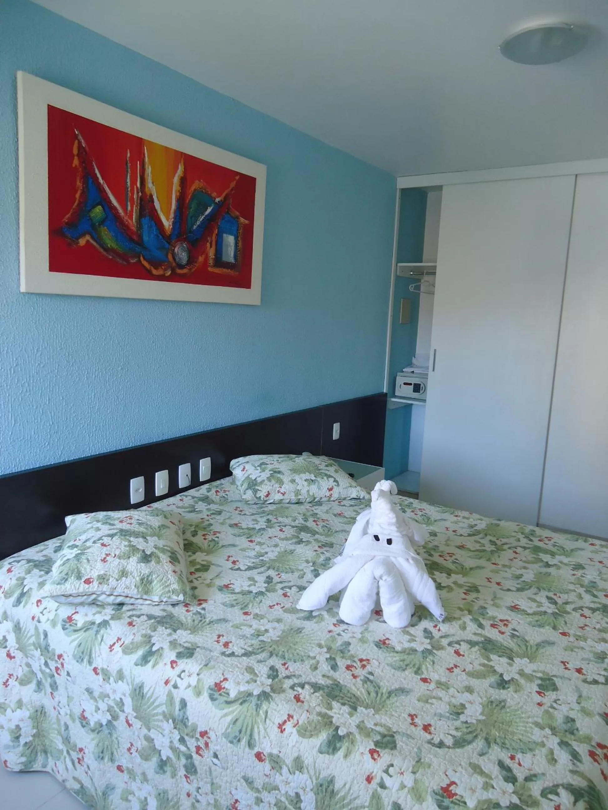 Photo of the whole room, Bed in Hotel Des Basques