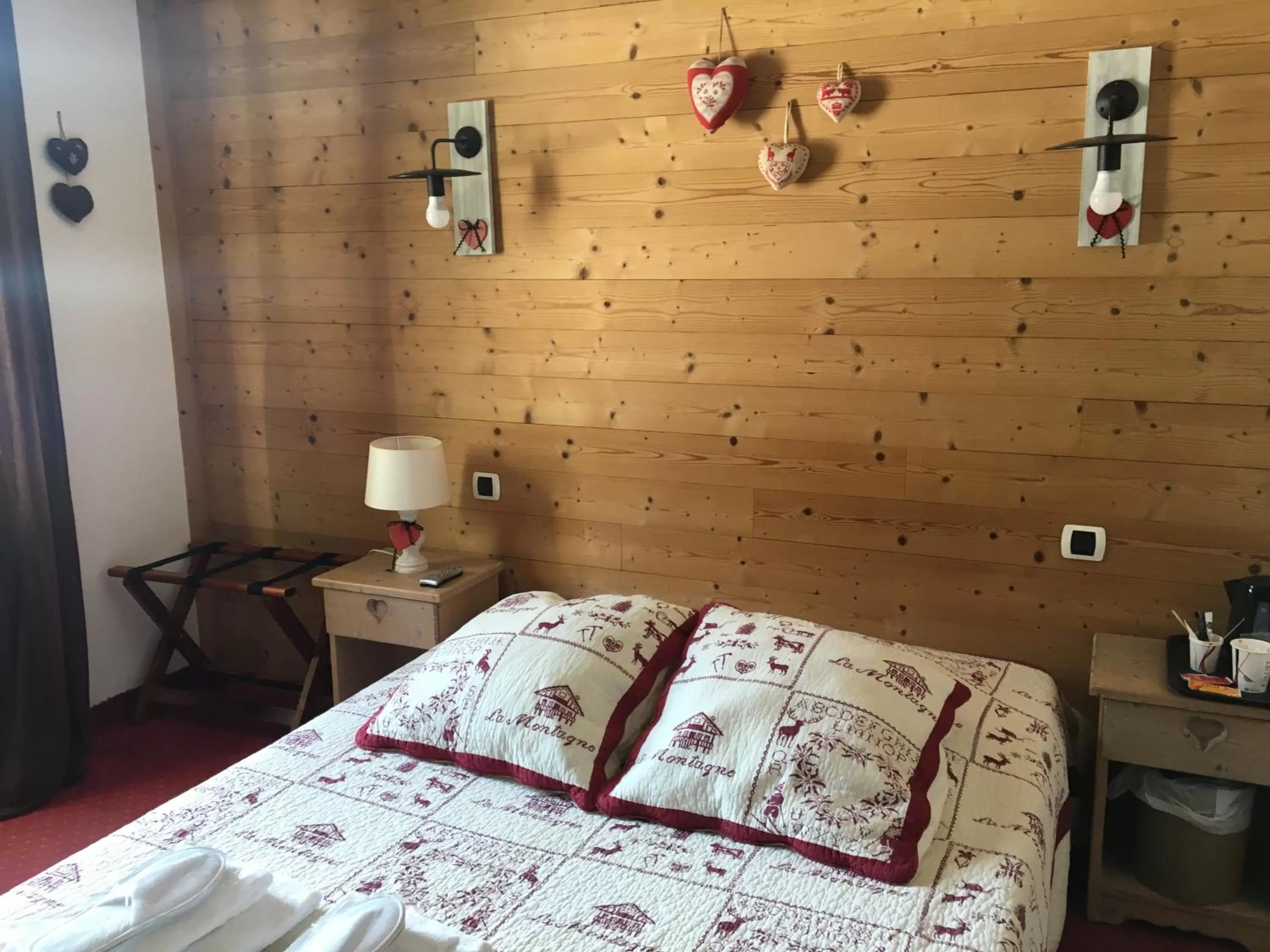 Bed in Hôtel Le Dauphin