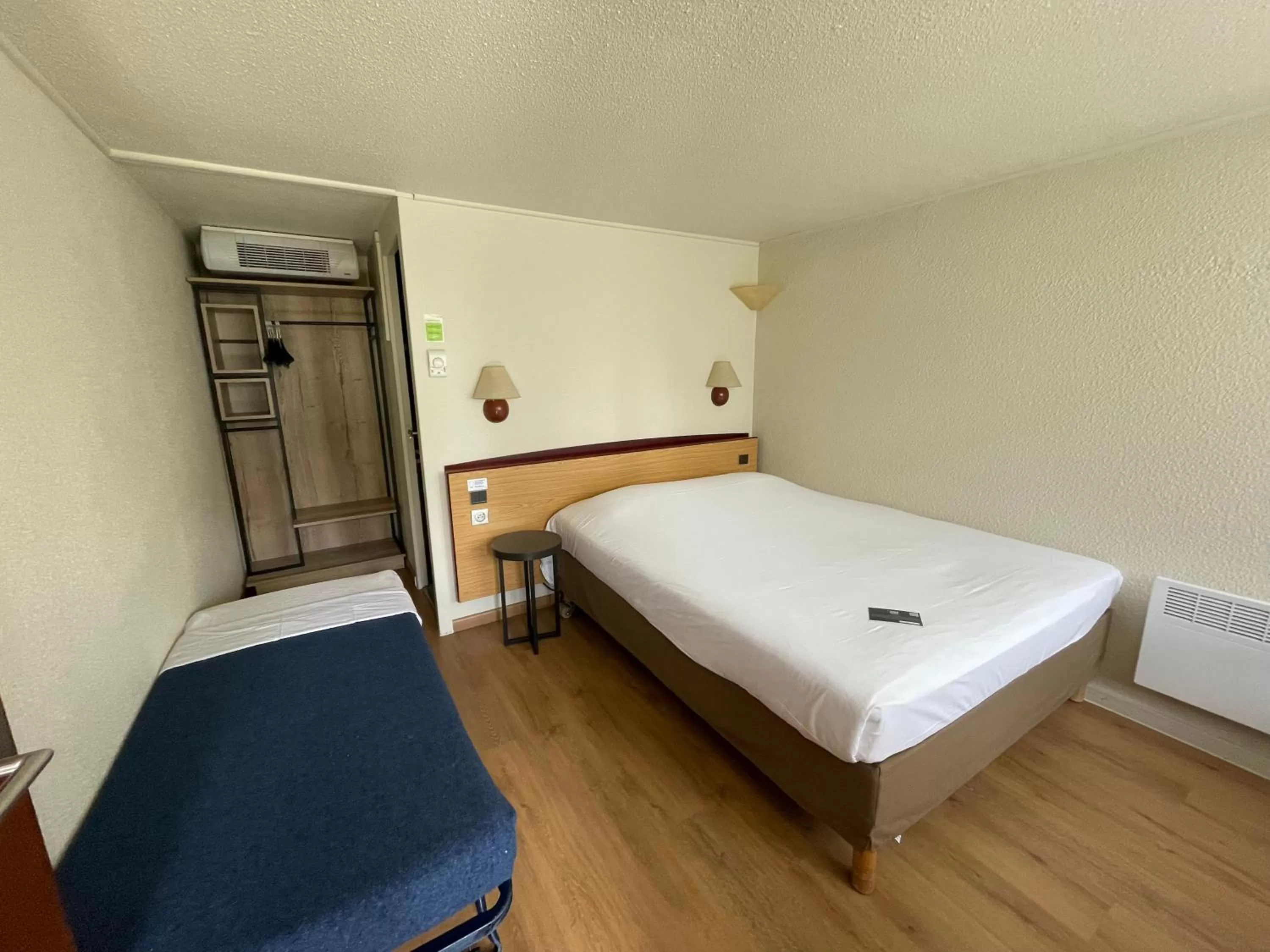 Bedroom, Bed in Campanile Rouen Nord - Mont-Saint-Aignan