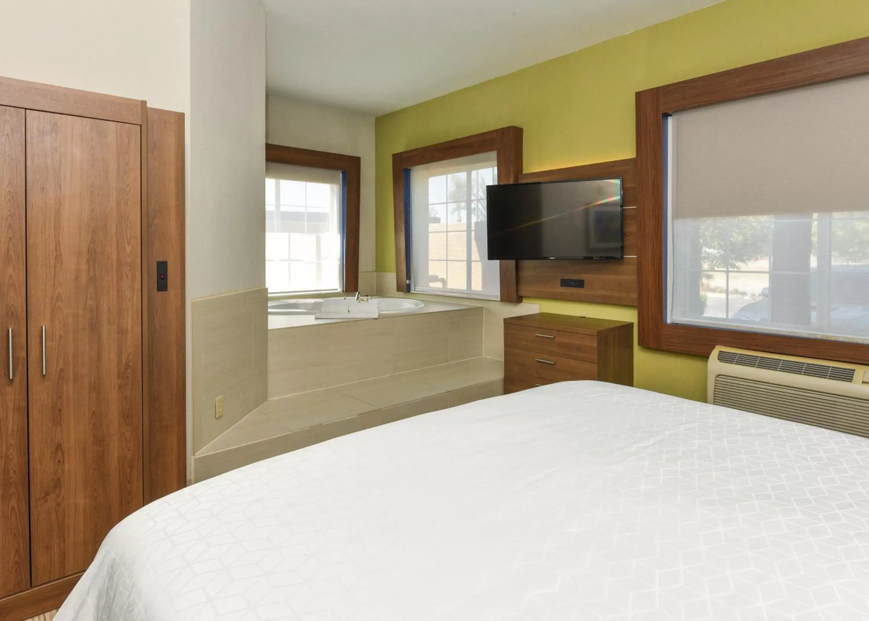 Photo of the whole room, Bed in Holiday Inn Express & Suites Corona, an IHG Hotel
