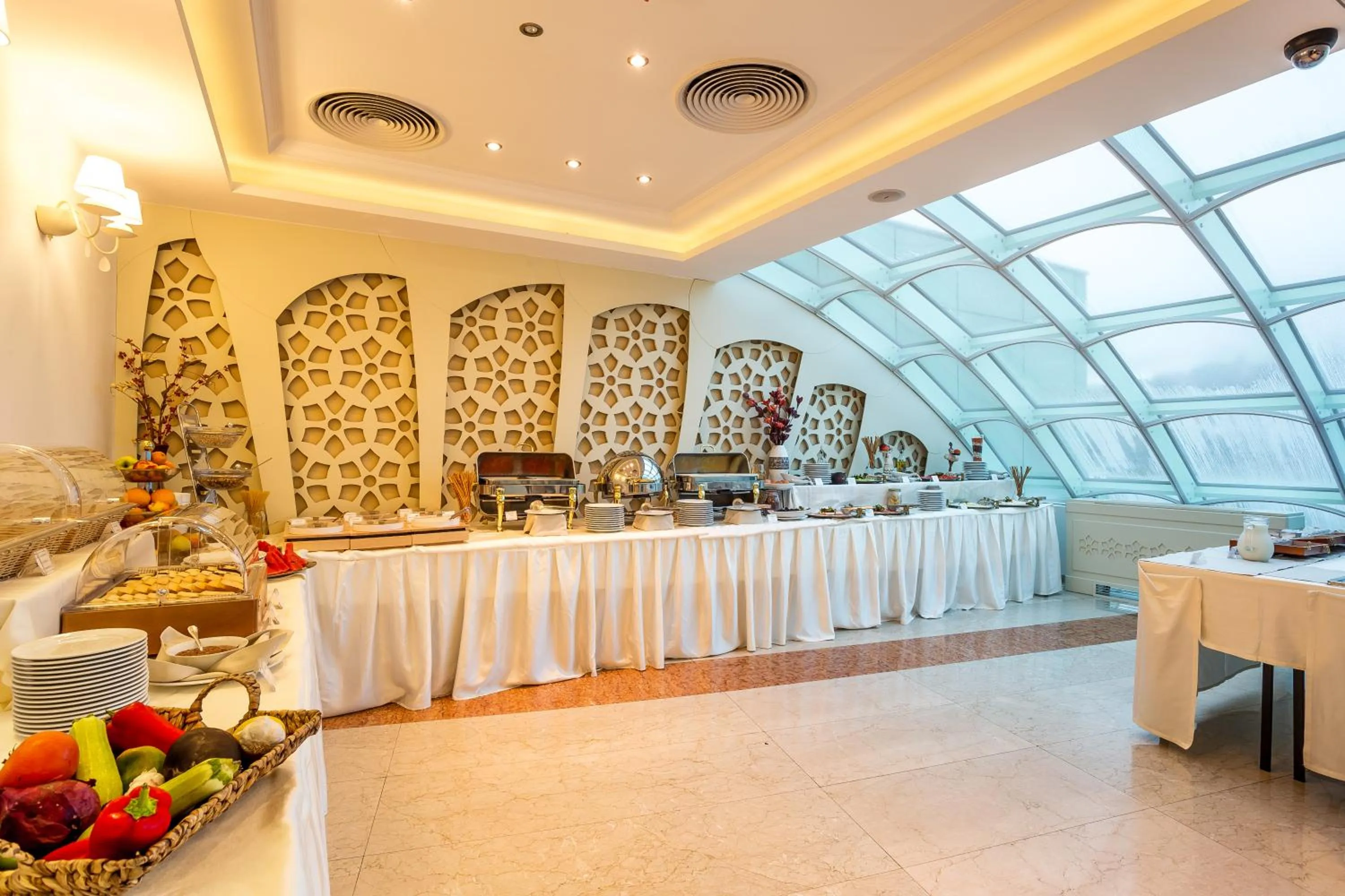 Restaurant/places to eat in Earth & People Hotel & SPA - Free Parking & Swimming Pool