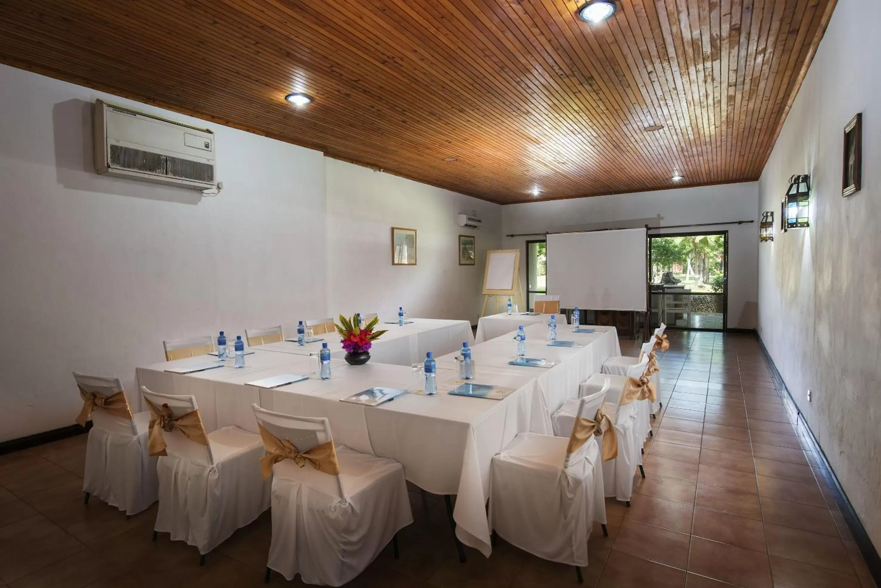 Business facilities in Sandies Tropical Village