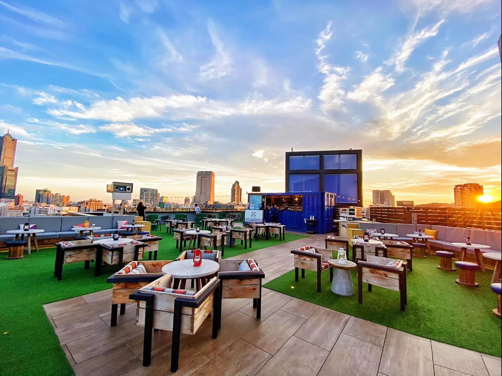 Lounge or bar, Sunrise/Sunset in Hotel Indigo Kaohsiung Central Park, an IHG Hotel