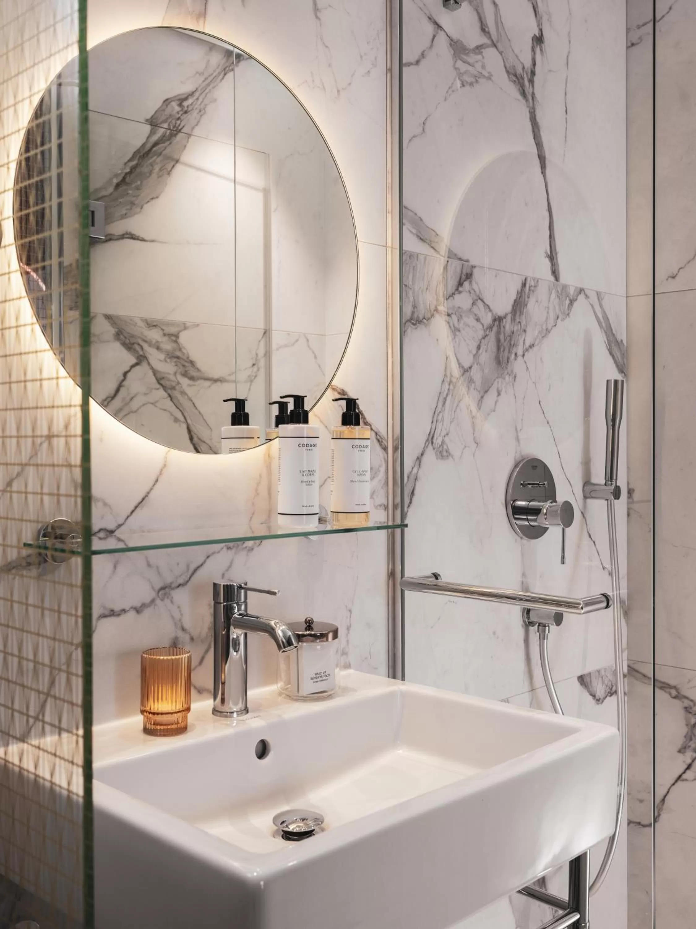 Shower in Seven Hotel Paris