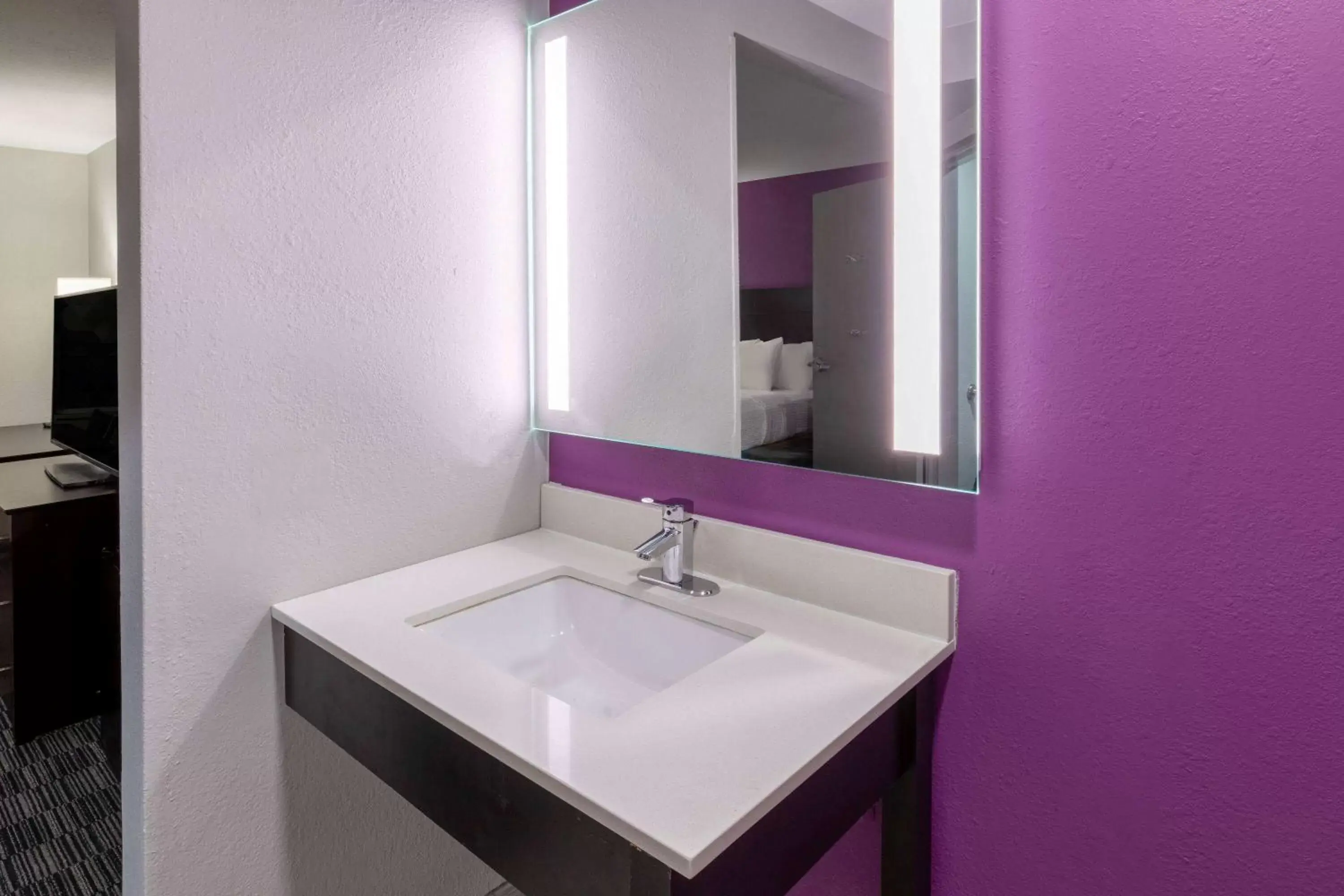 Bathroom in La Quinta by Wyndham Houston NW Brookhollow
