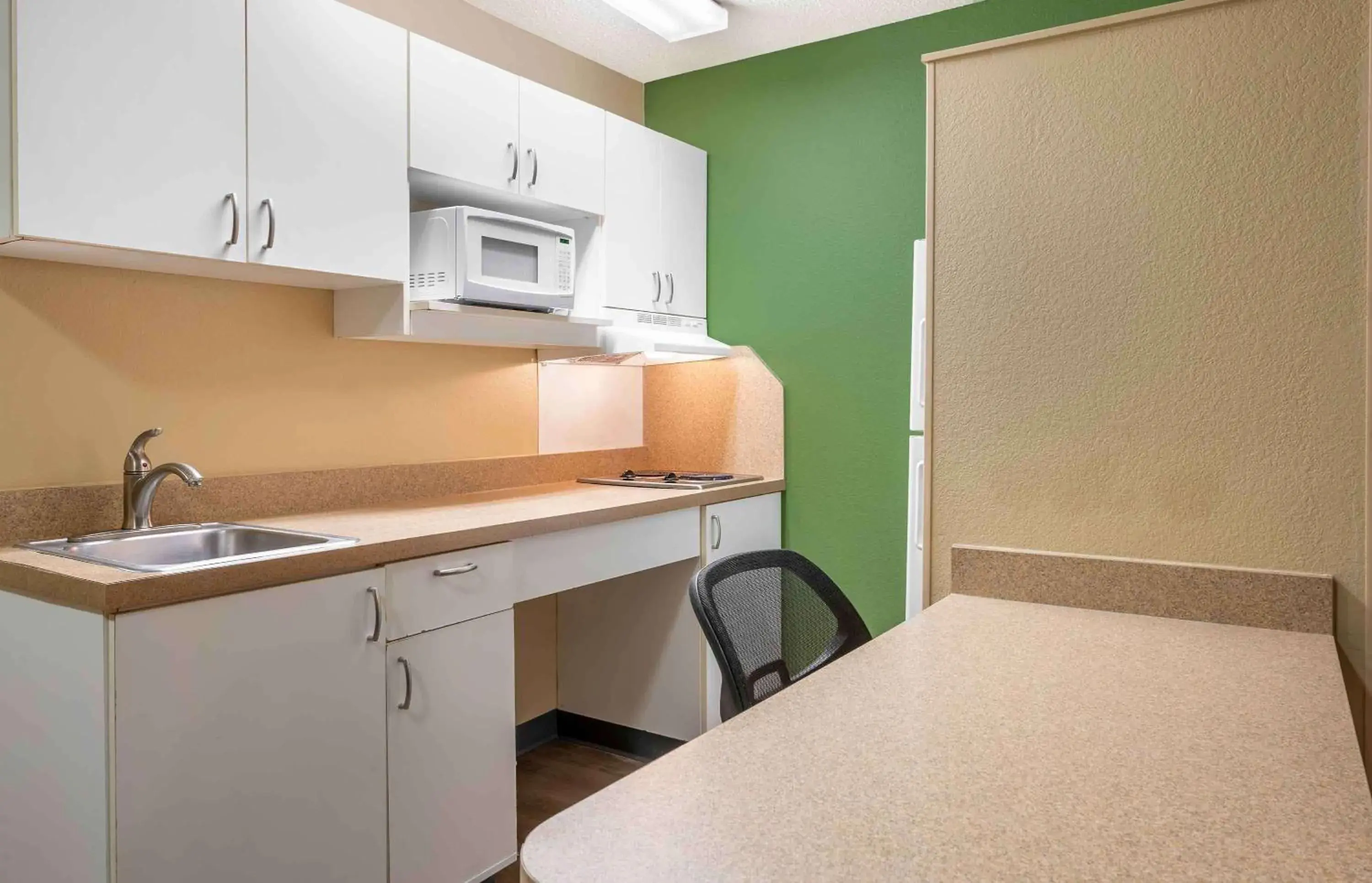 Bedroom, Kitchen/Kitchenette in Extended Stay America Suites - Chicago - Lombard - Oakbrook